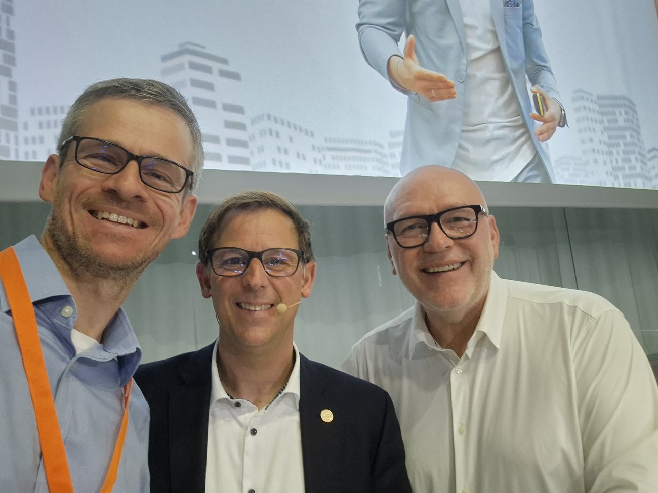 Dr. Florian Schwager mit dem BVFI-Vorstand Oliver Helfrich und Jürgen Engelberth