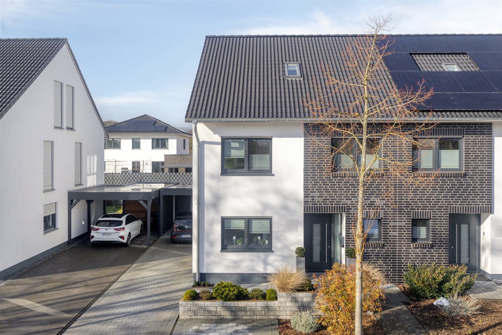 Doppelhaushälfte Ochtrup – Außenansicht frontal mit Carport und Solardach
