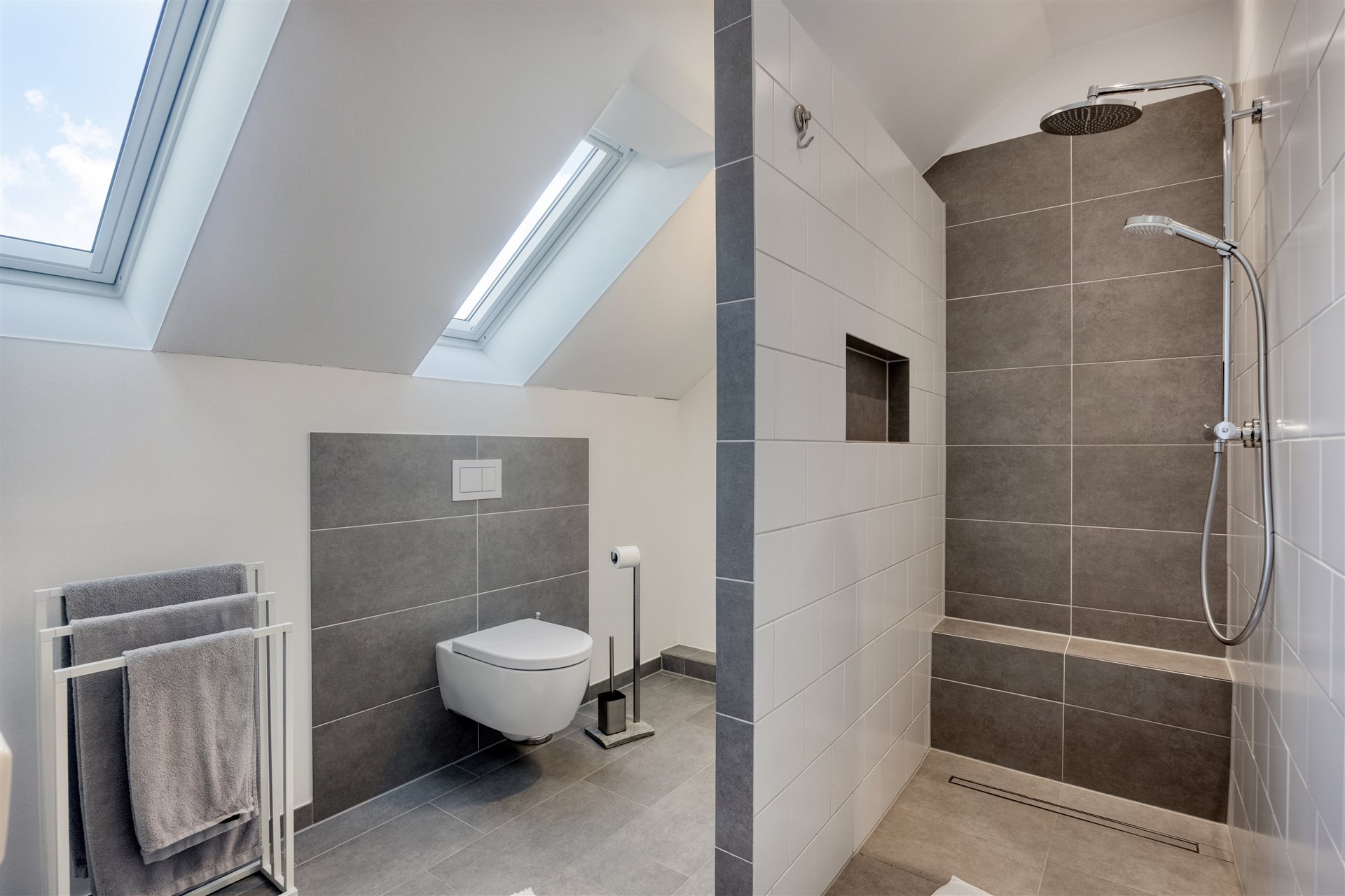 Doppelhaushälfte Ochtrup – Badezimmer OG mit Dachfenster und Dusche