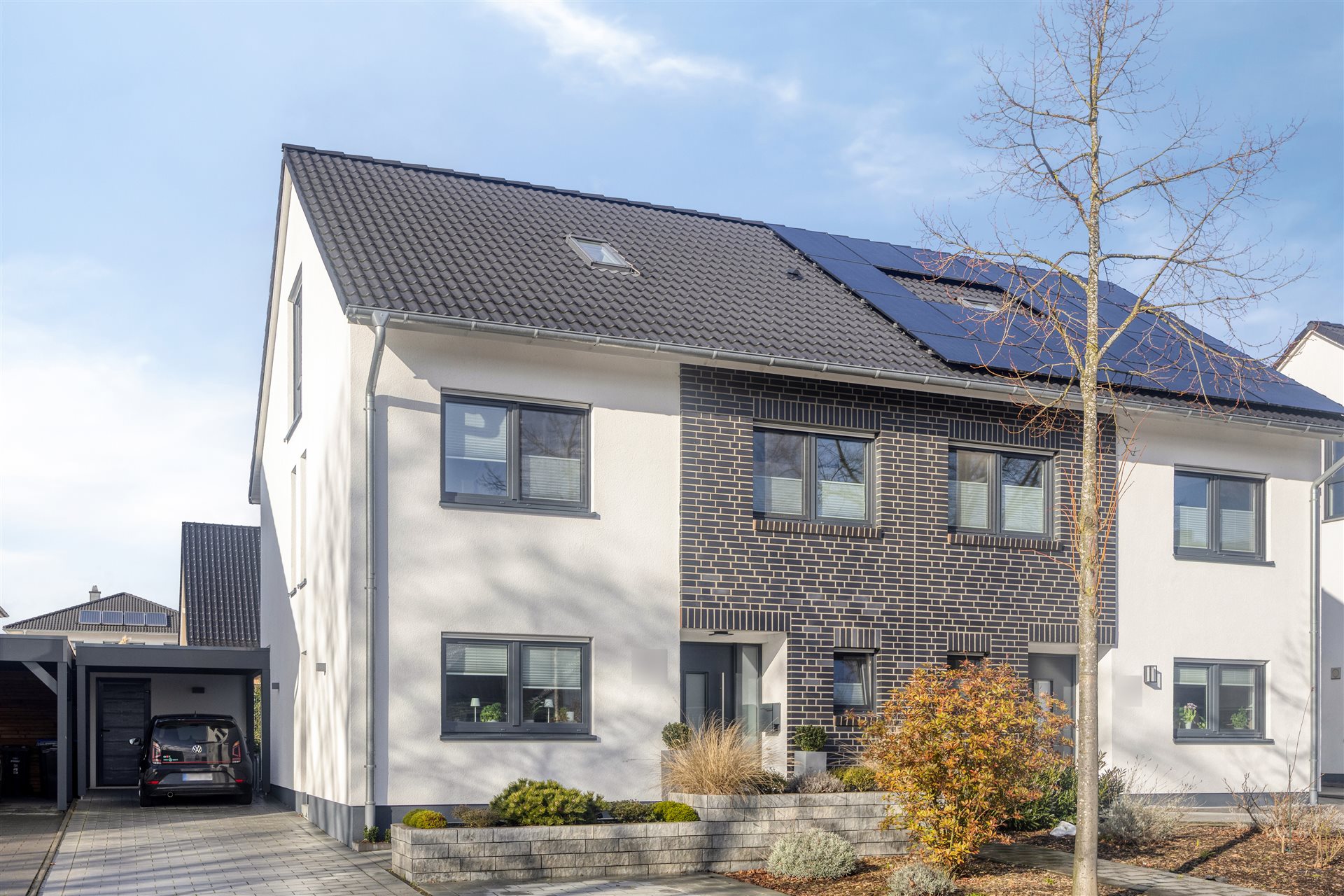 Doppelhaushälfte Ochtrup – Außenansicht mit Photovoltaikanlage