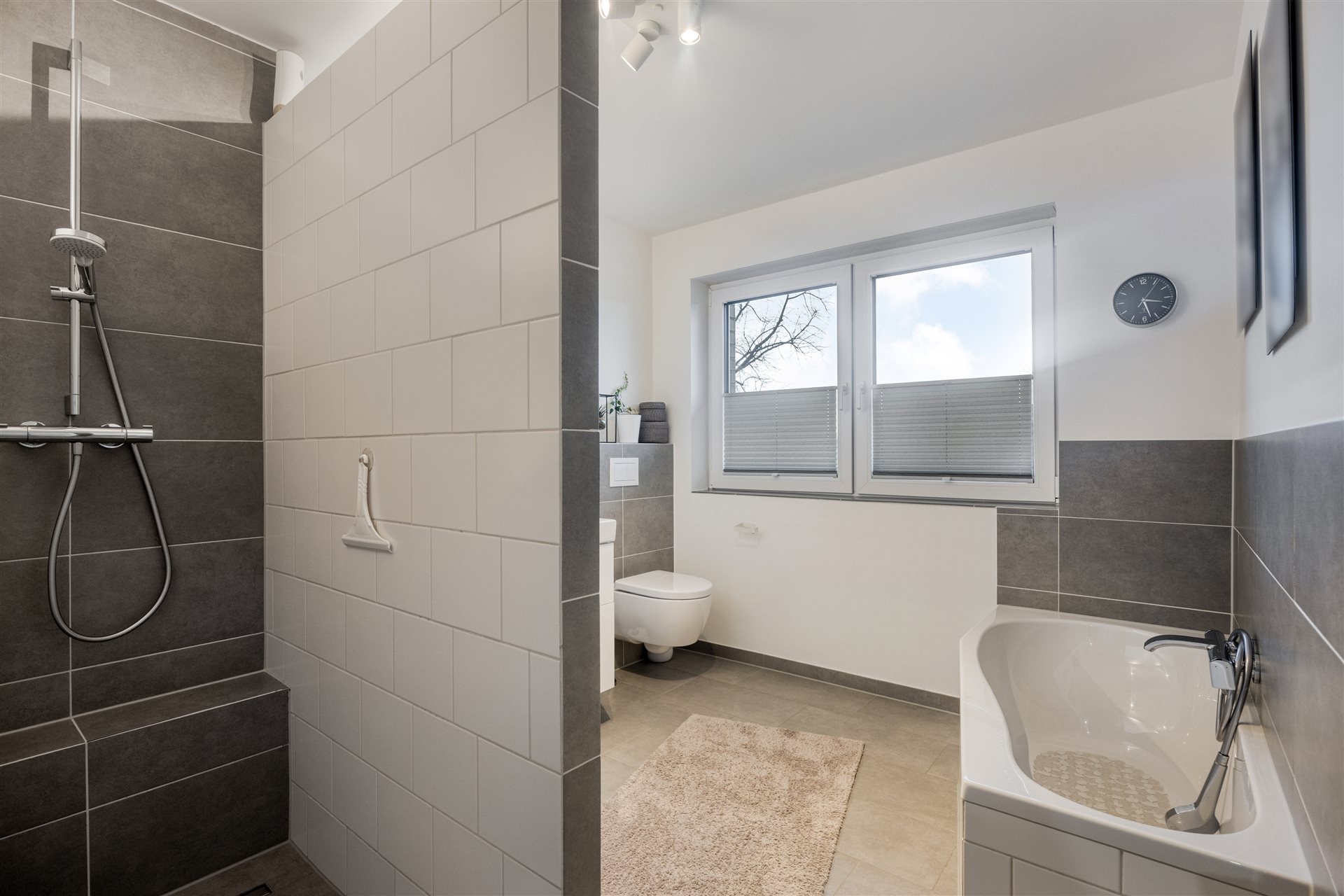 Doppelhaushälfte Ochtrup – Badezimmer mit Dusche und Badewanne