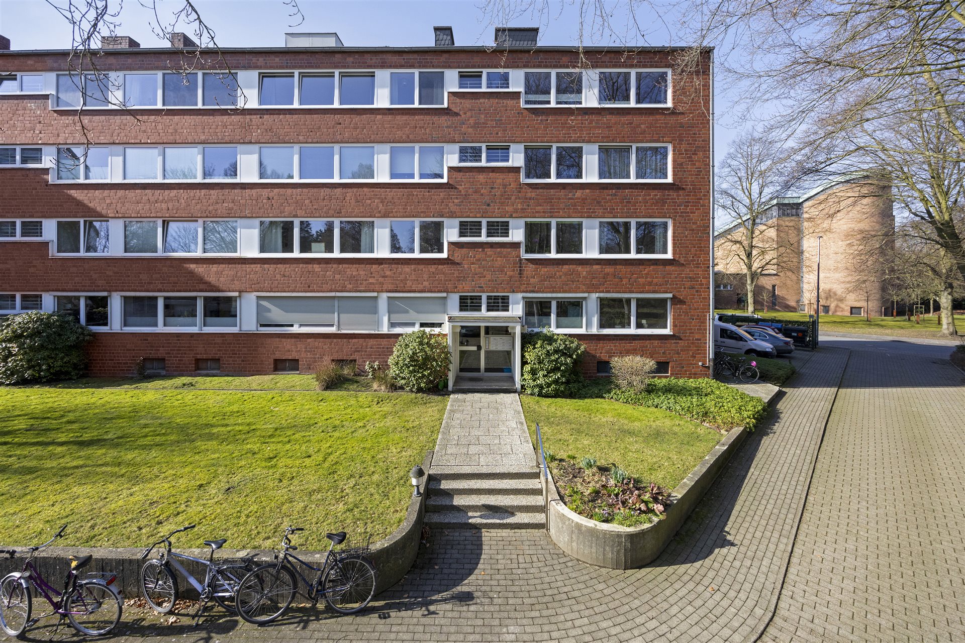 Eigentumswohnung Münster-Aaseestadt – Außenansicht frontal mit Eingang und Grünfläche