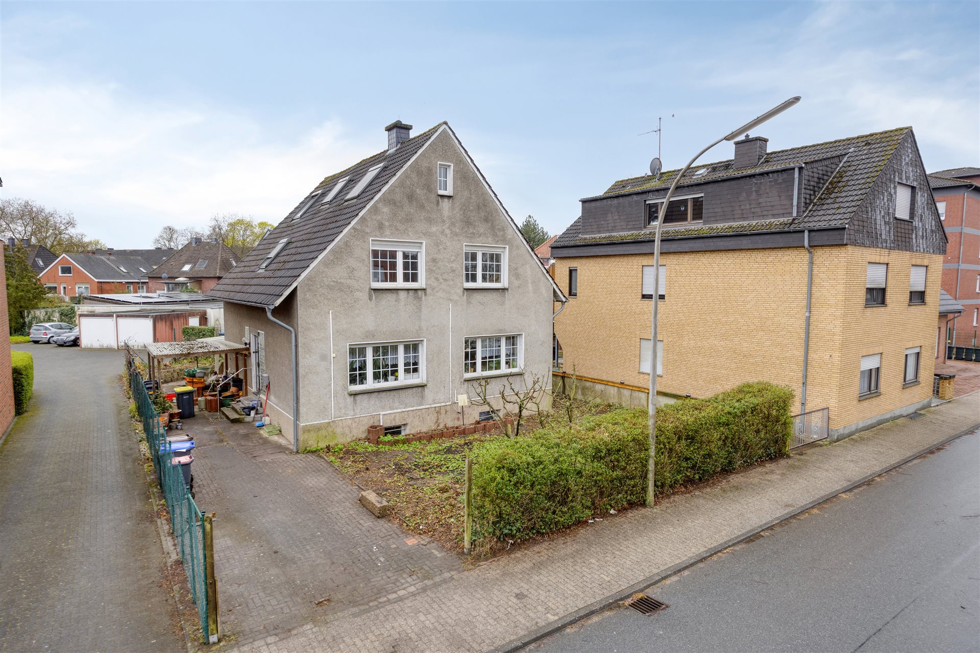 Einfamilienhaus Dülmen – Außenansicht frontal mit Grundstück und Carport
