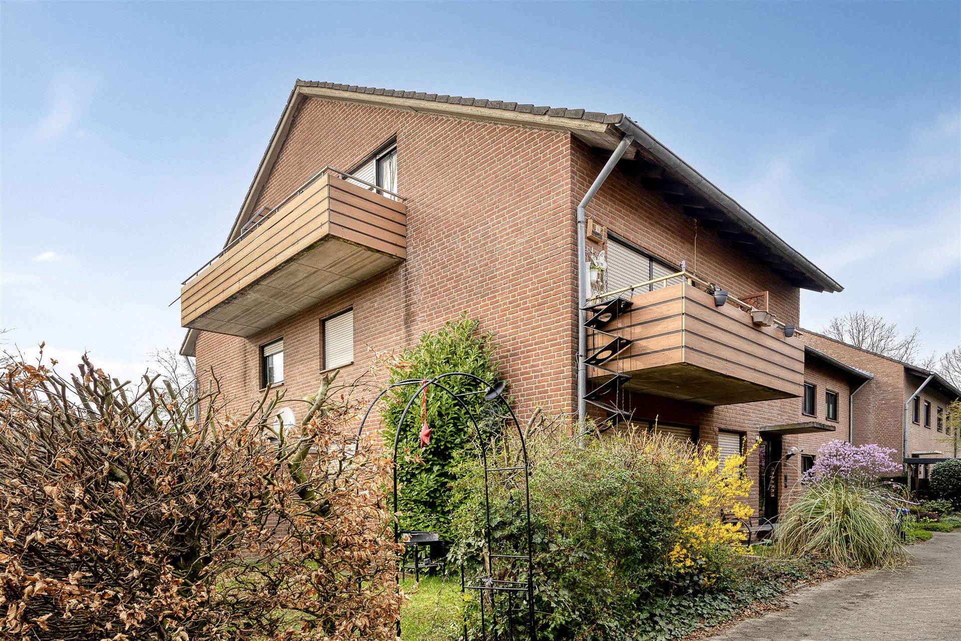 Mehrfamilienhaus Münster-Wolbeck – Seitenansicht mit Balkonen