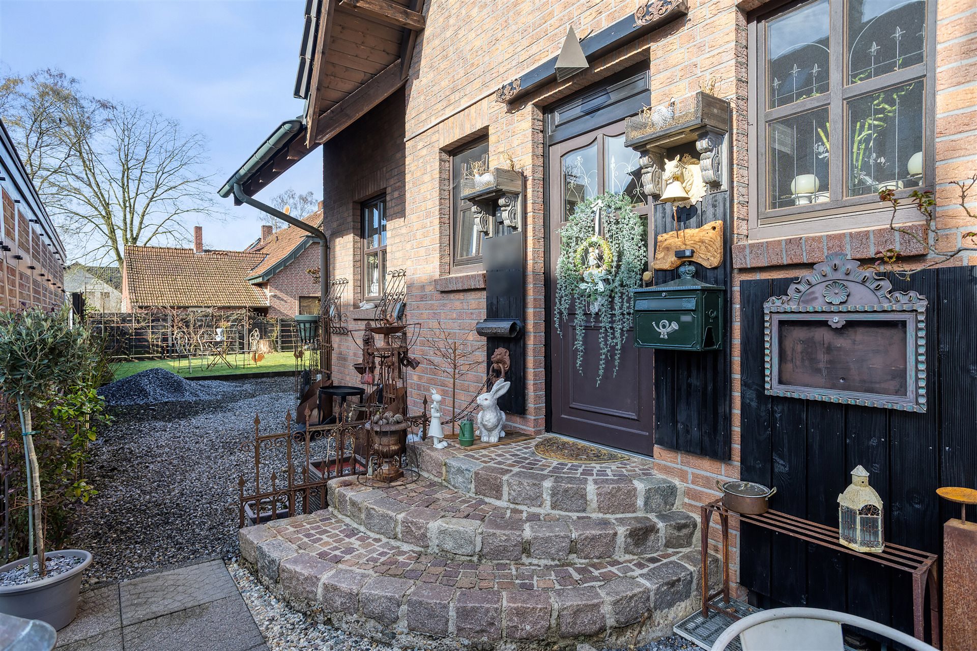 Zweifamilienhaus Coesfeld – Eingangsbereich mit dekorierter Haustür