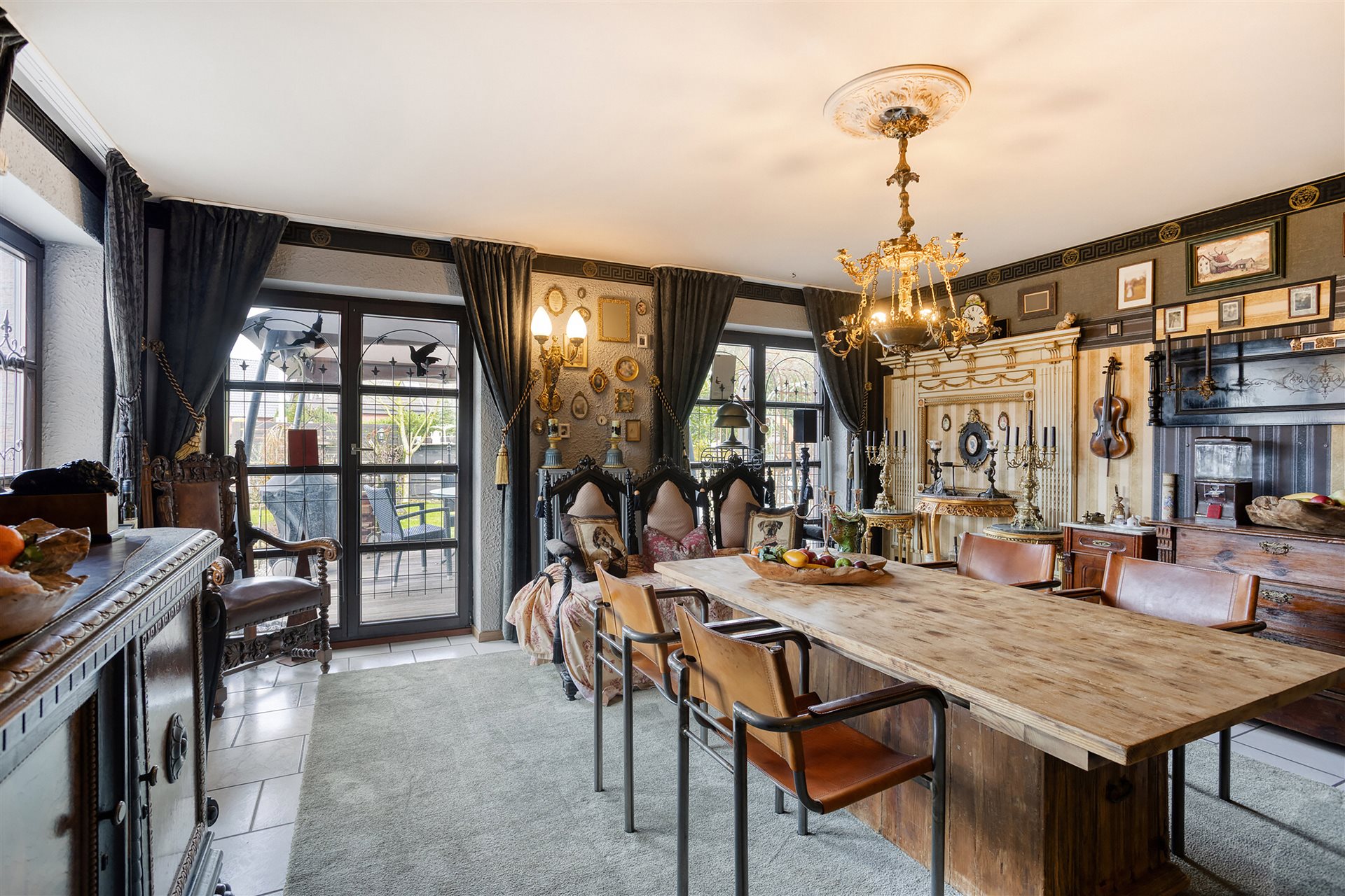 Zweifamilienhaus Coesfeld – Esszimmer mit Kronleuchter und Terrassenzugang