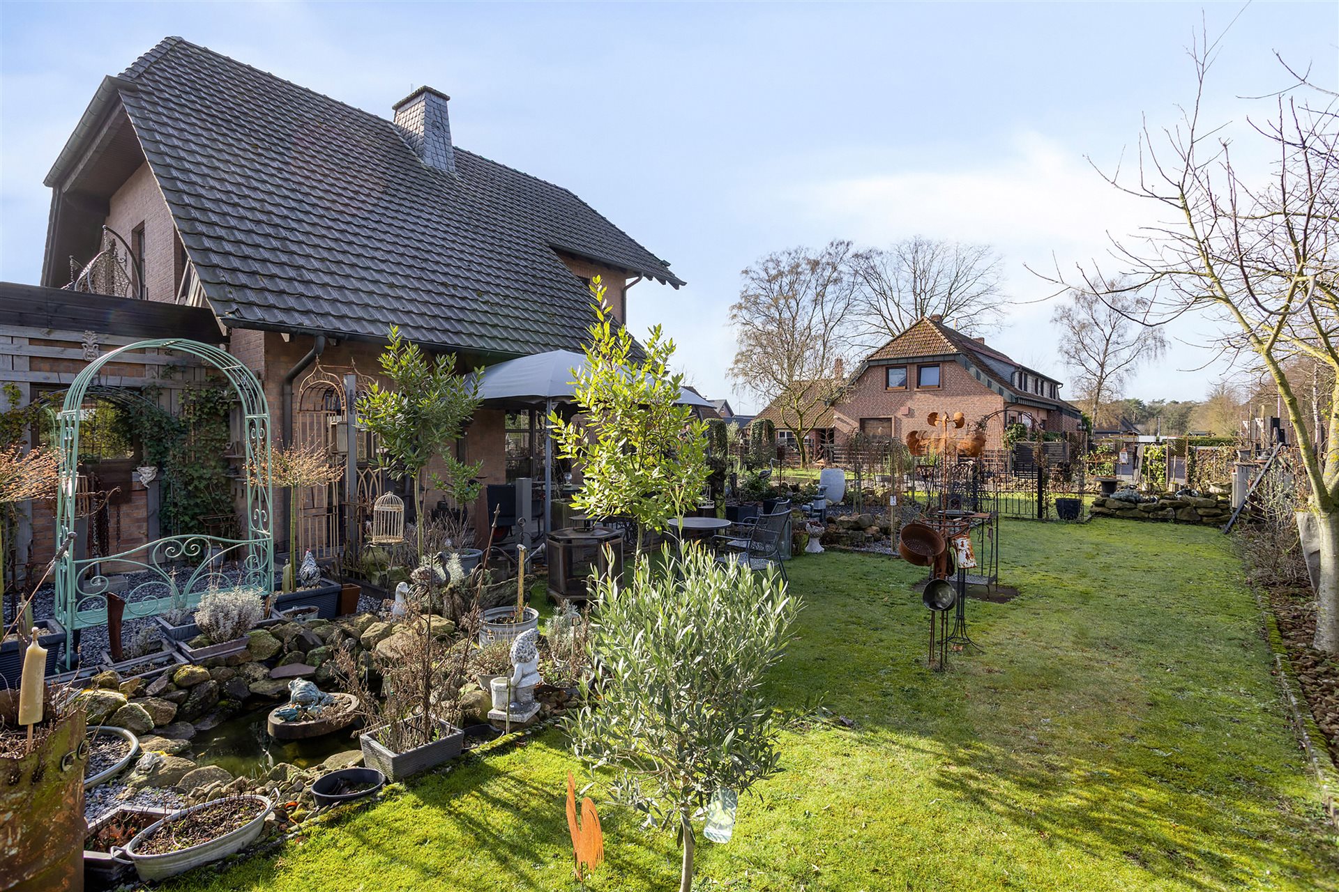 Zweifamilienhaus Coesfeld – Weitläufiger Garten mit Nebengebäude