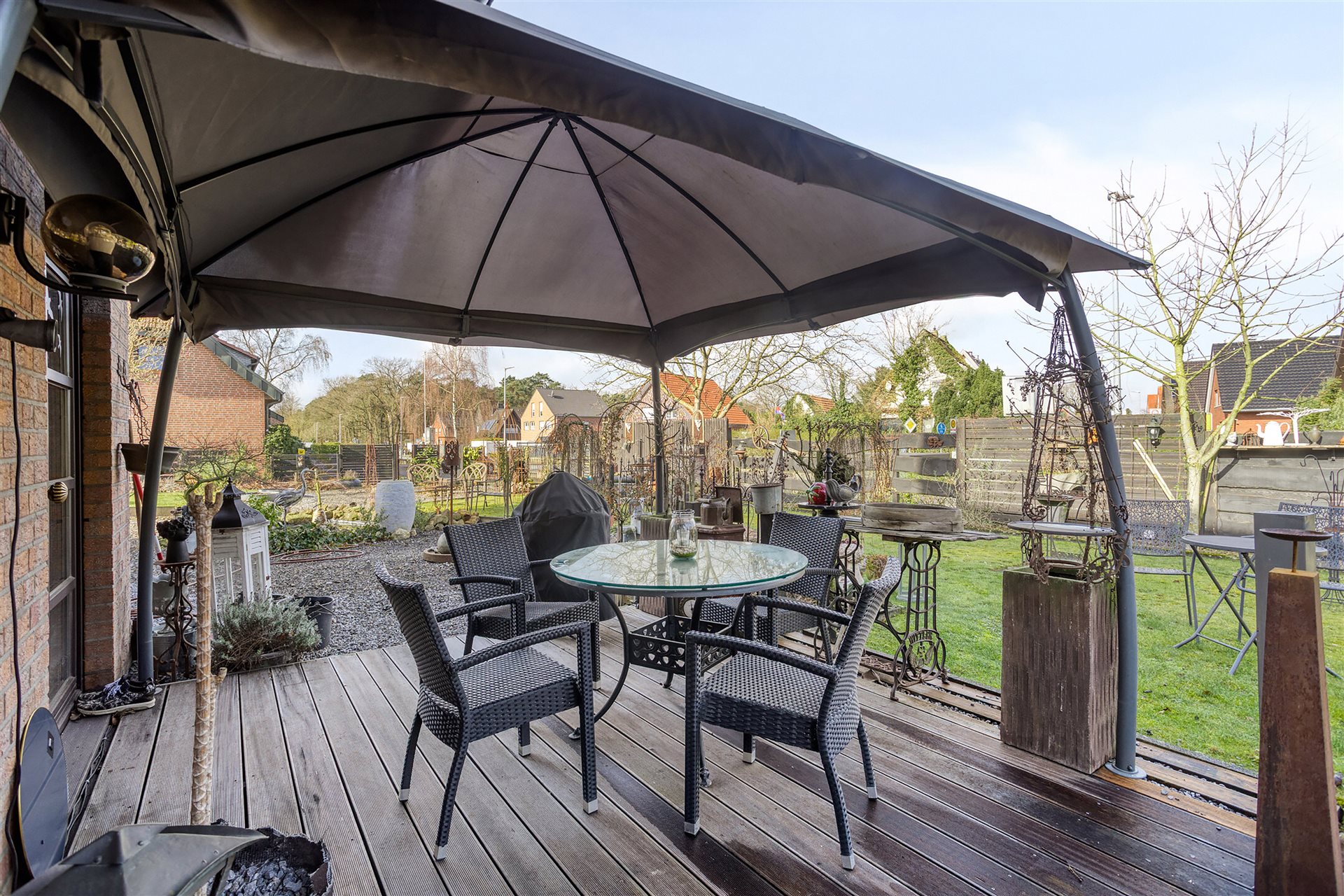 Zweifamilienhaus Coesfeld – Überdachte Terrasse mit Gartenblick