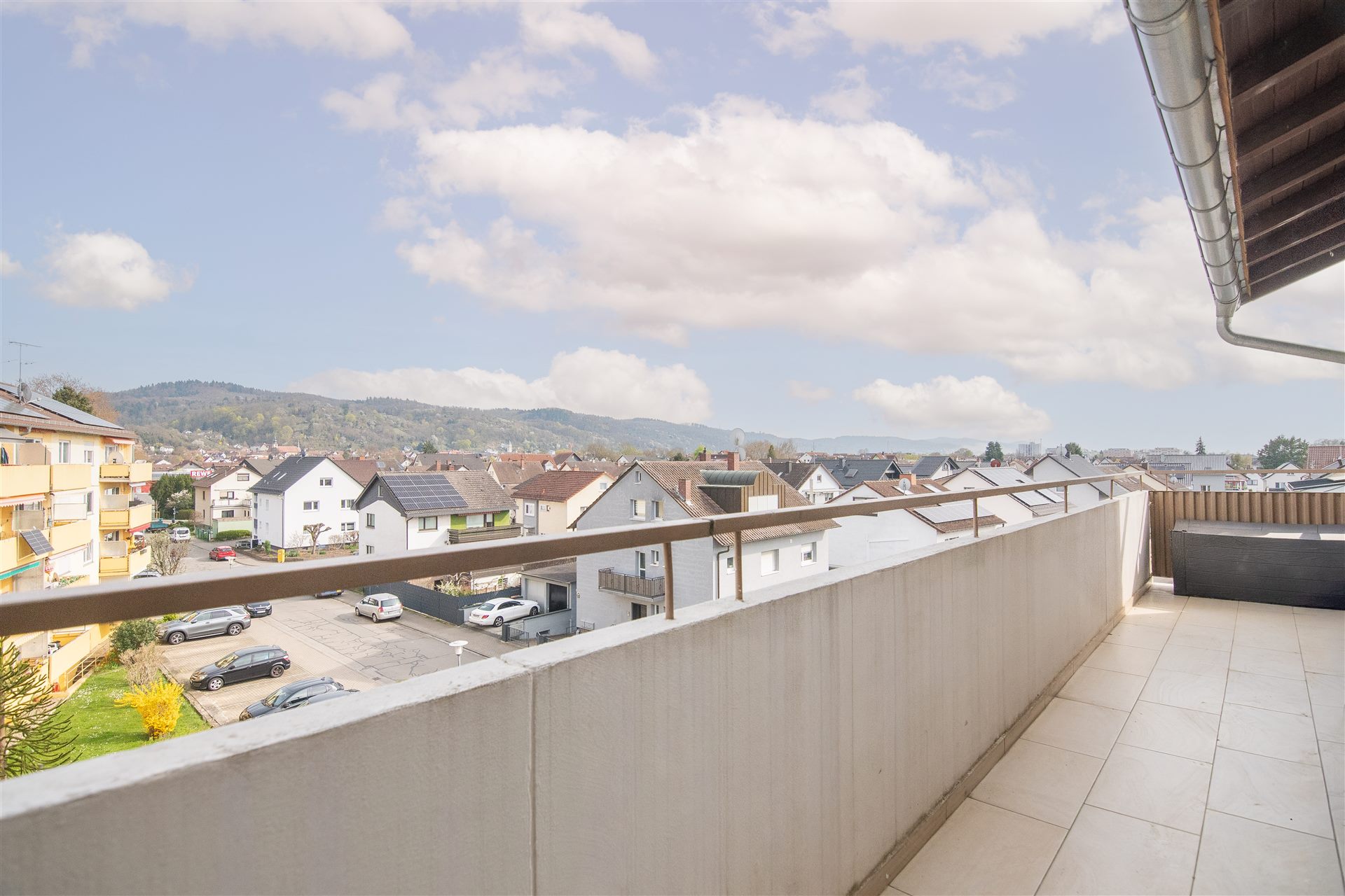 Balkon mit Aussicht über Hemsbach und Bergblick