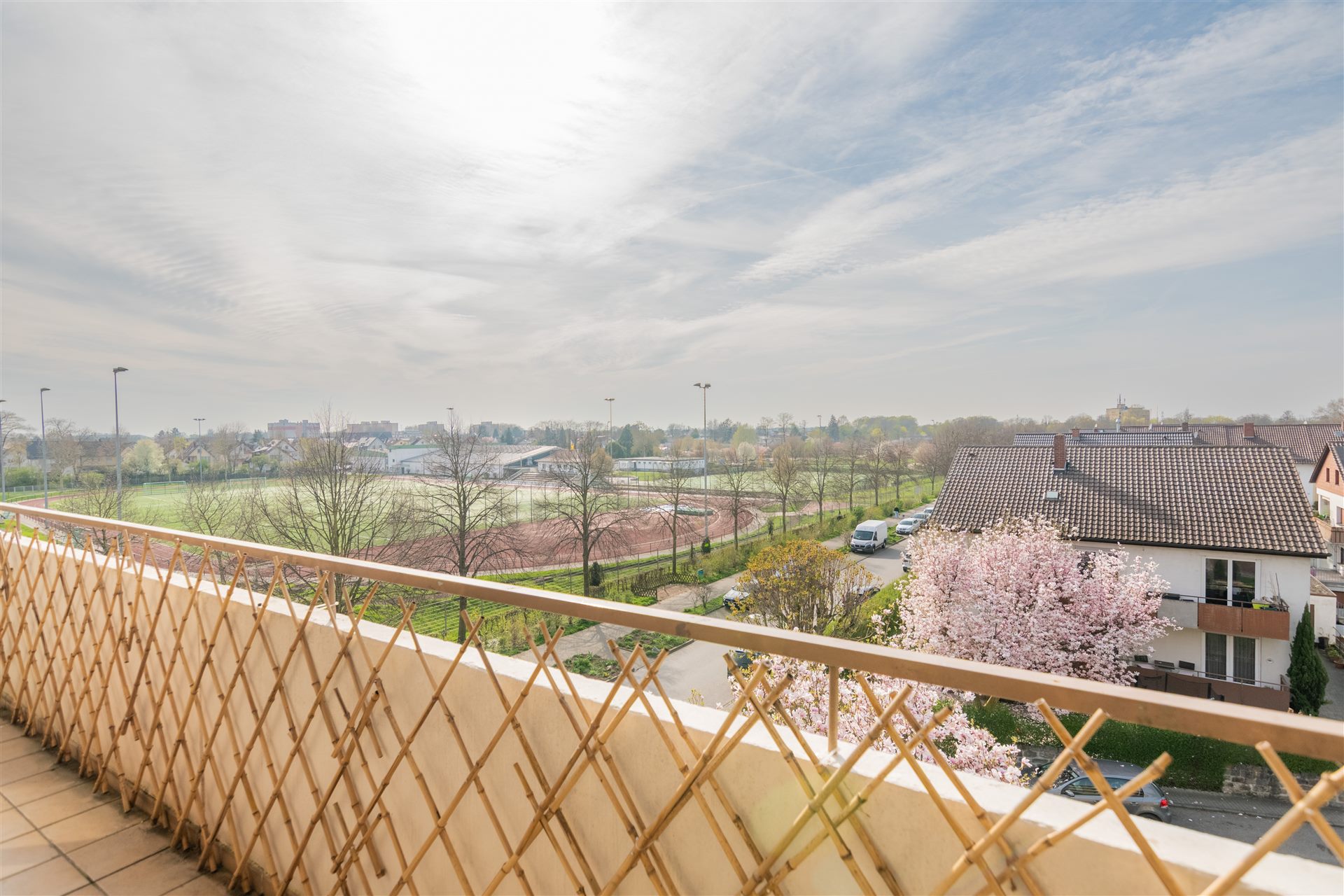 Balkon mit Blick in die offene Landschaft