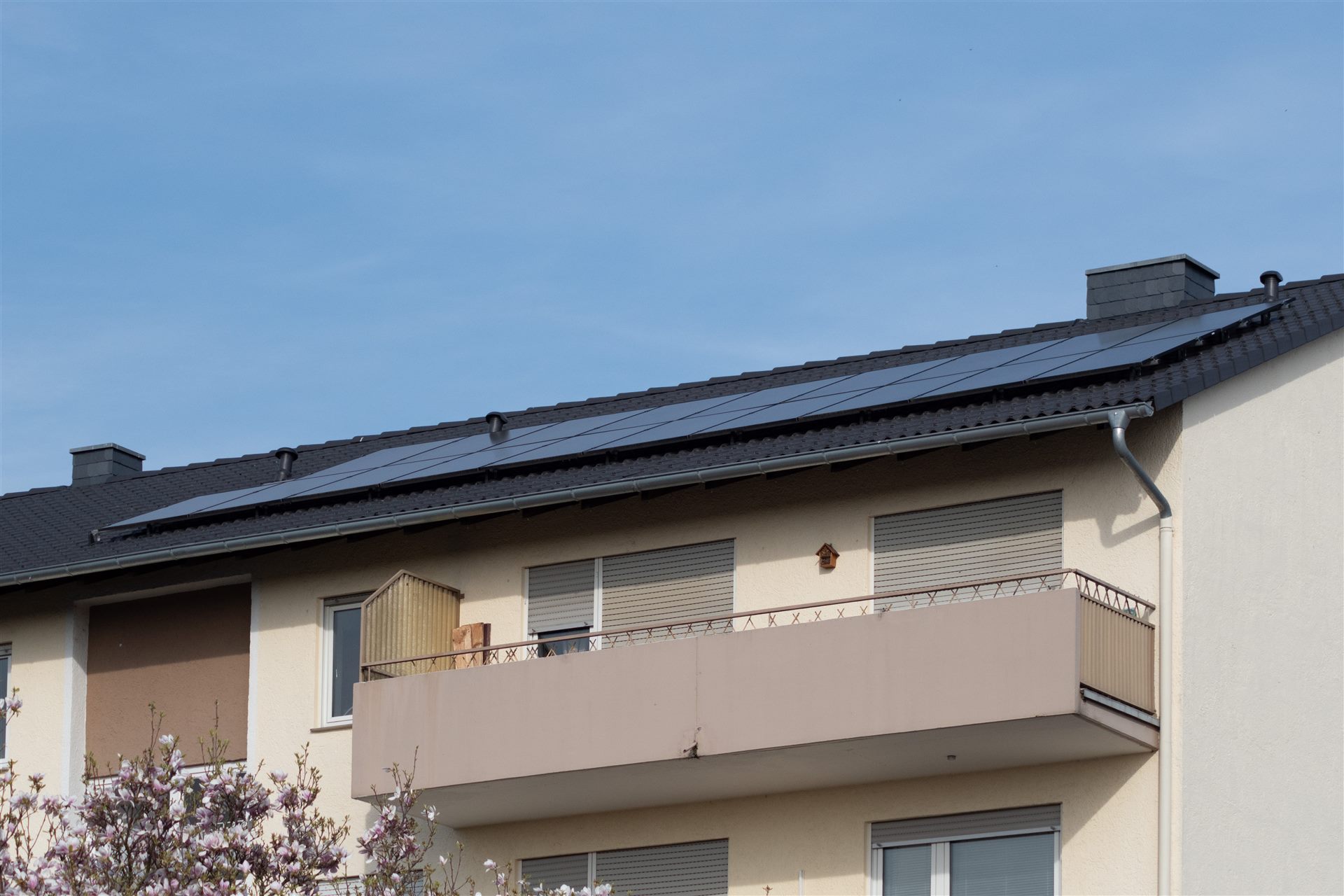 Photovoltaikanlage und Balkone – Detailansicht