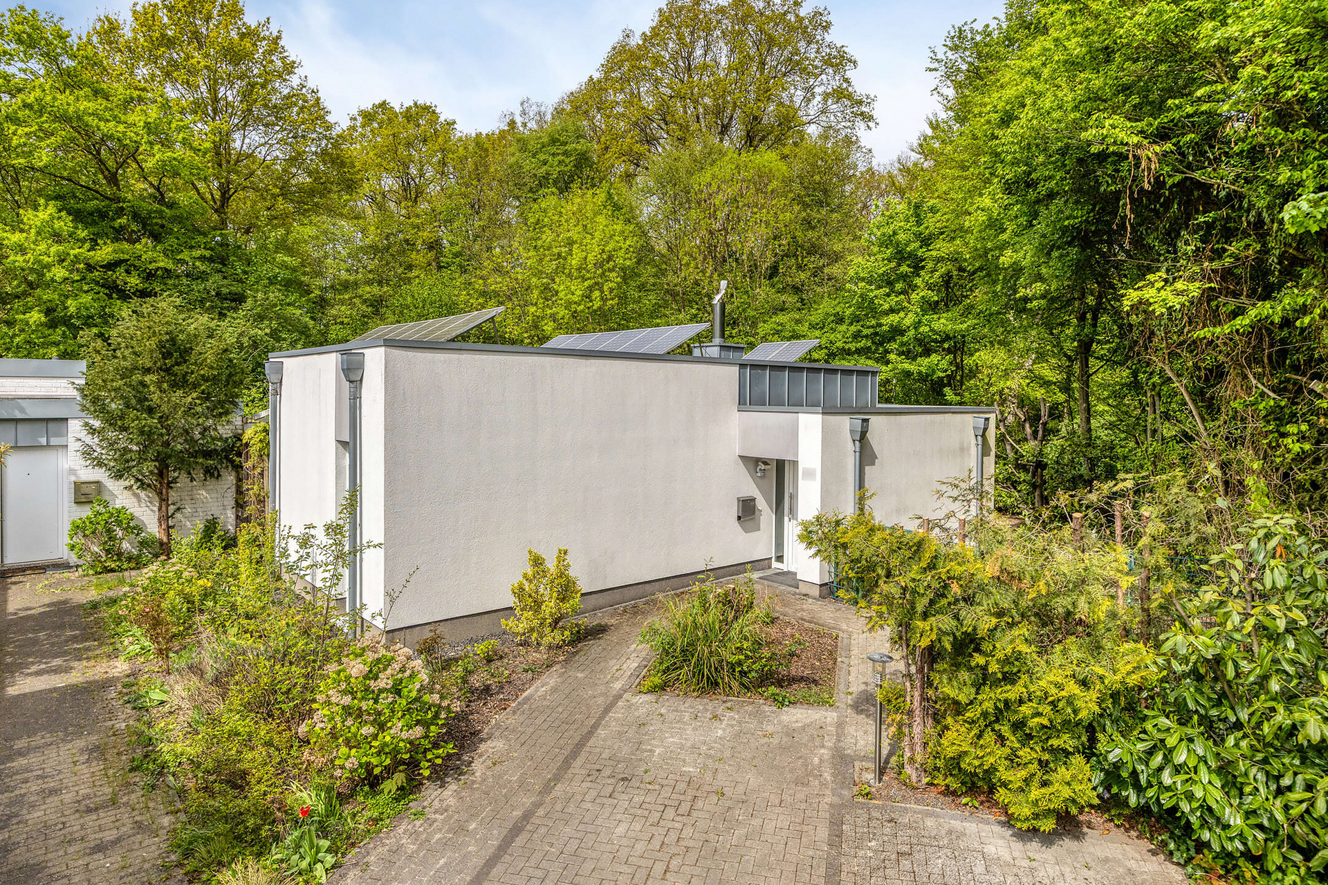 Kernsanierter Bungalow Münster Süd – Außenansicht mit Terrasse und Garten