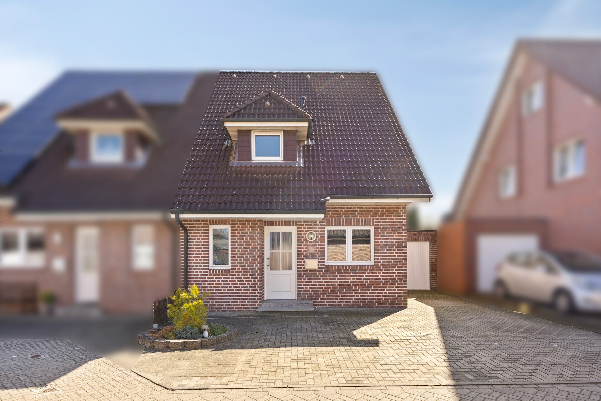 Doppelhaushälfte Gronau – Außenansicht mit Backsteinfassade und Eingang