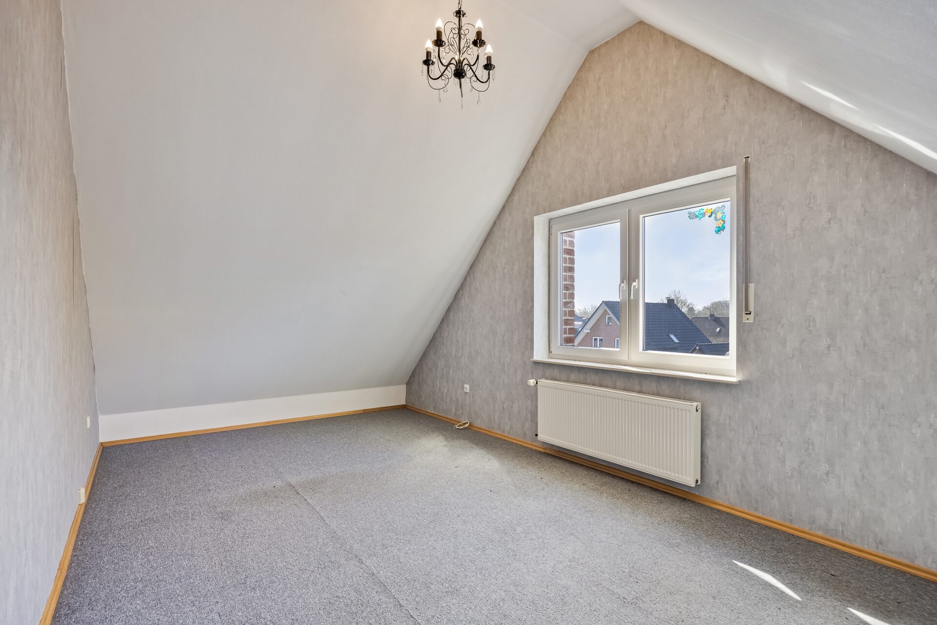 Doppelhaushälfte Gronau – Schlafzimmer im Dachgeschoss mit Kronleuchter