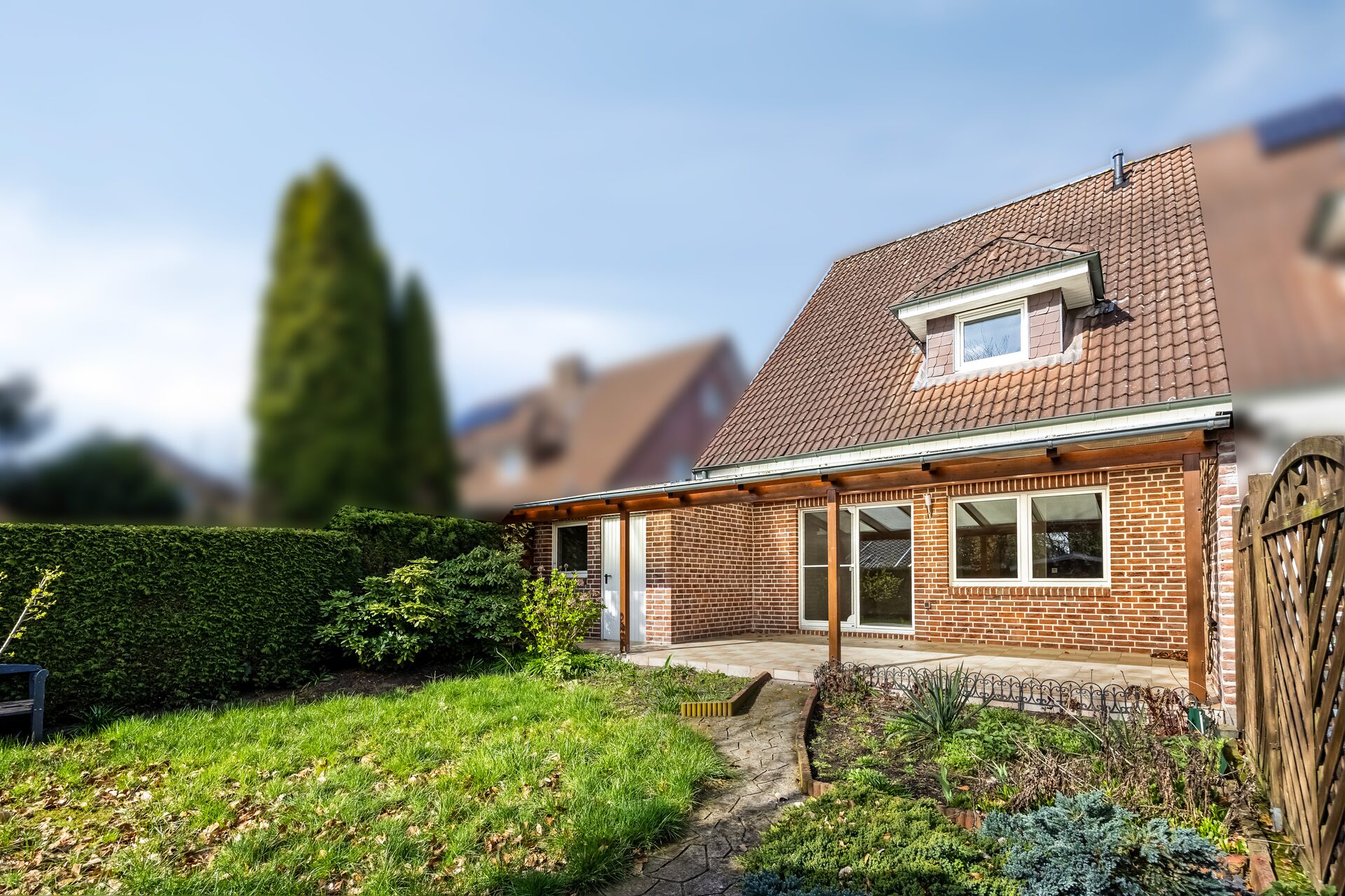 Doppelhaushälfte Gronau – Rückseite mit Terrasse und Garten