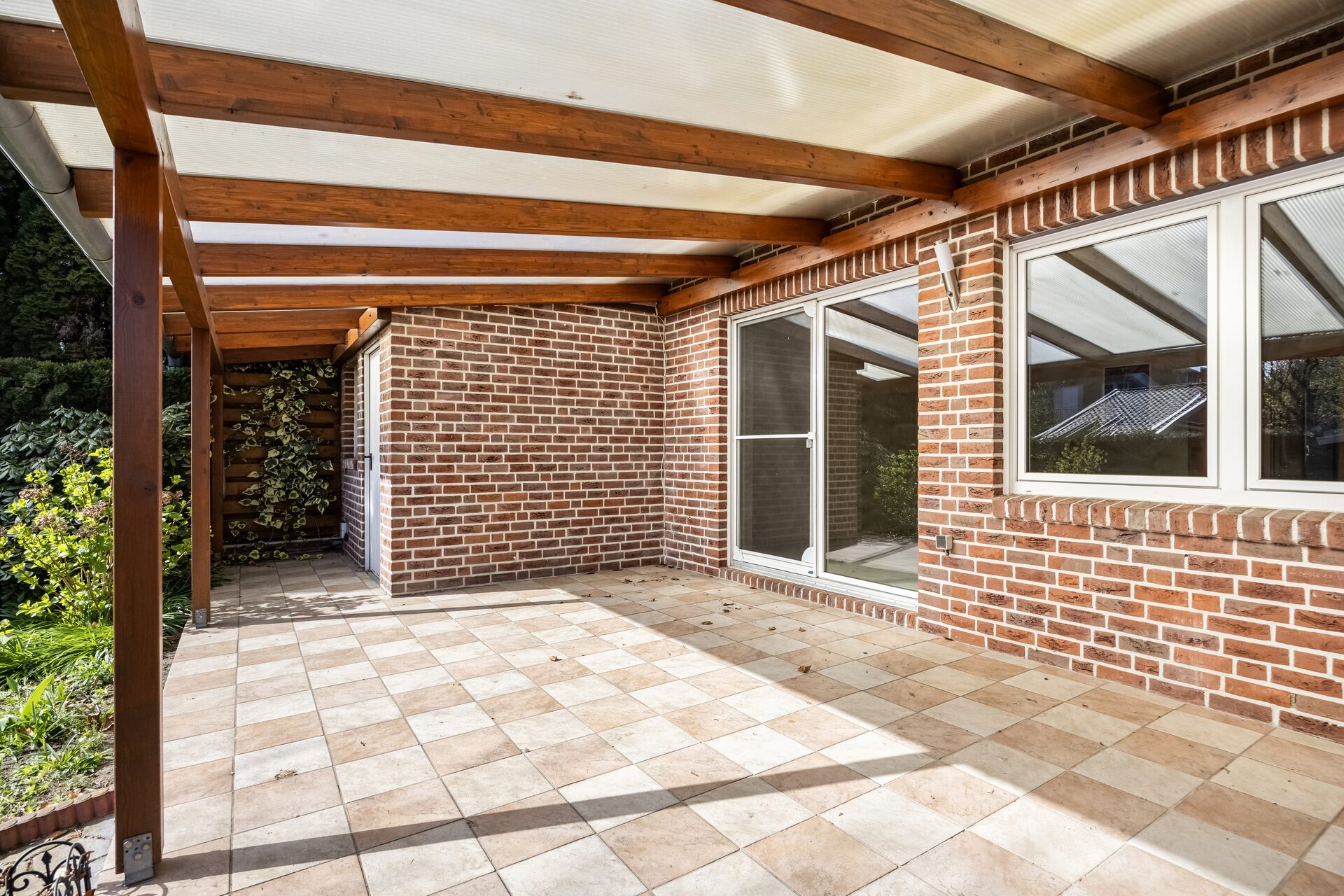 Doppelhaushälfte Gronau – Überdachte Terrasse mit Holz-Pergola