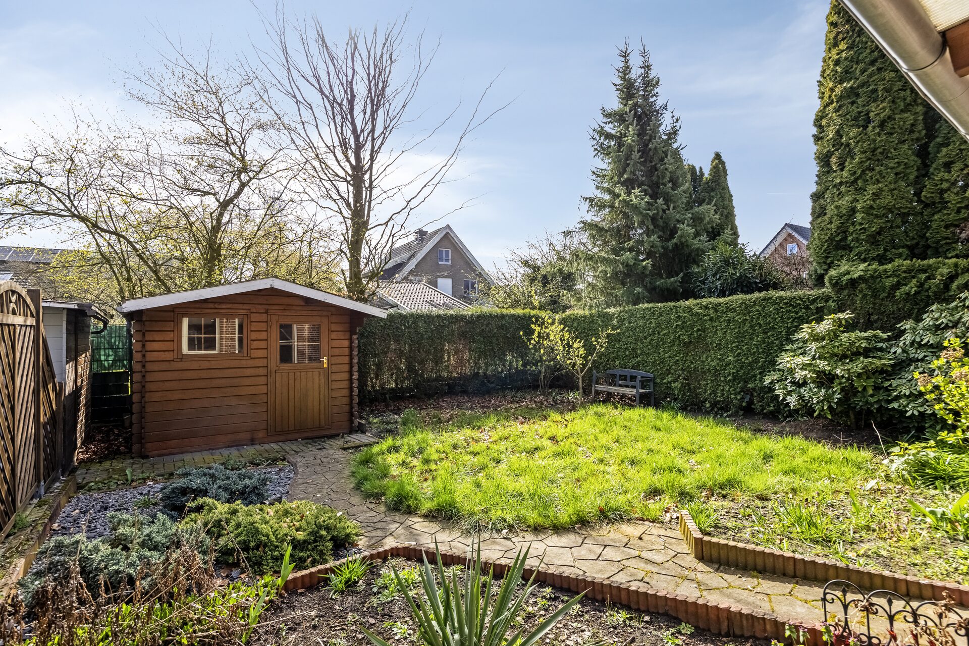 Doppelhaushälfte Gronau – Garten mit Gartenhaus und Heckenumfriedung