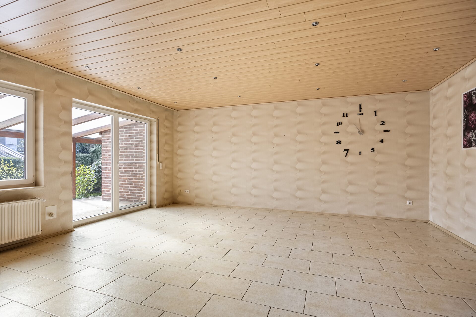 Doppelhaushälfte Gronau – Großzügiges Wohnzimmer mit Holzpaneeldecke und Terrassentür