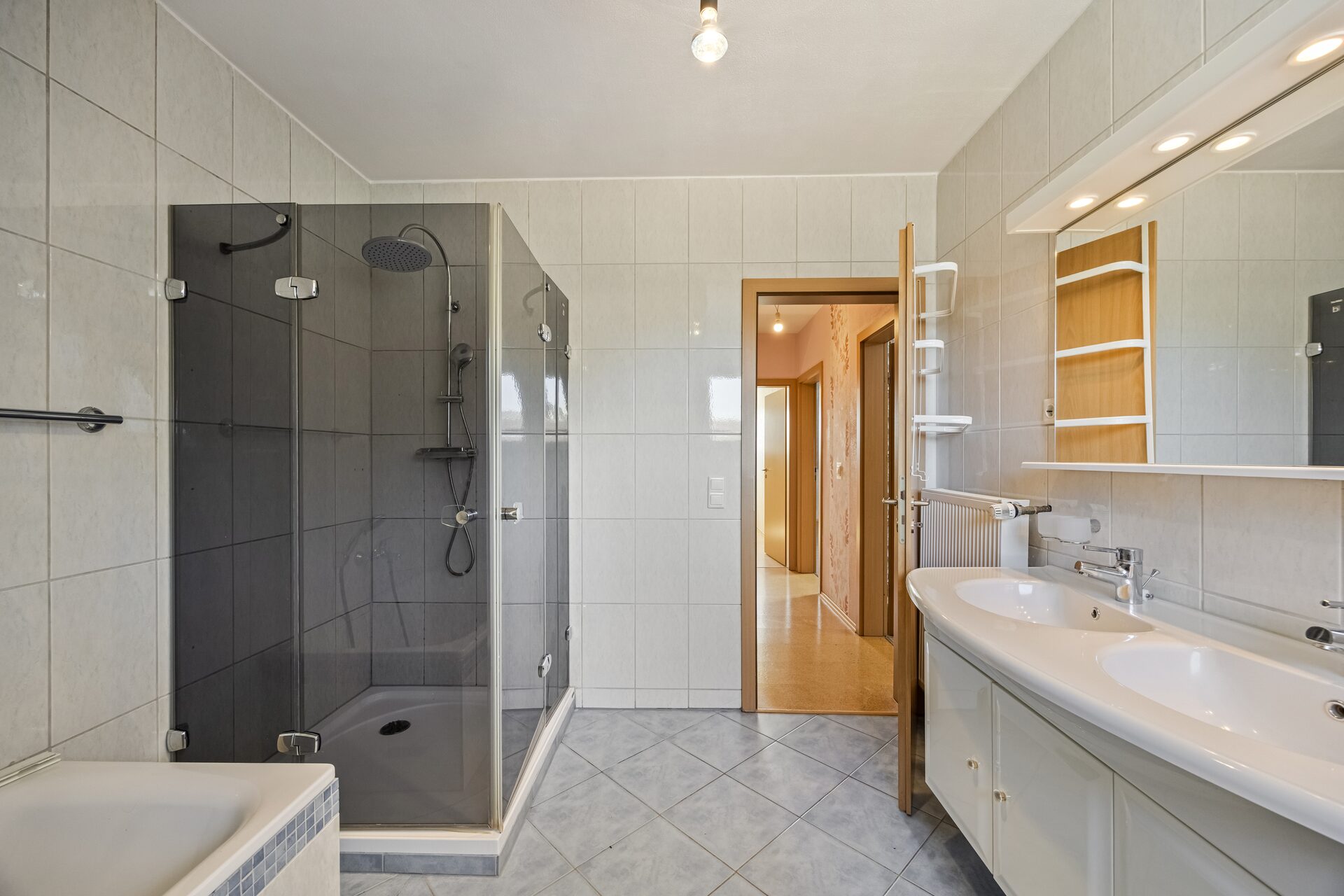 Doppelhaushälfte Gronau – Modernes Badezimmer mit ebenerdiger Dusche und Doppelwaschbecken