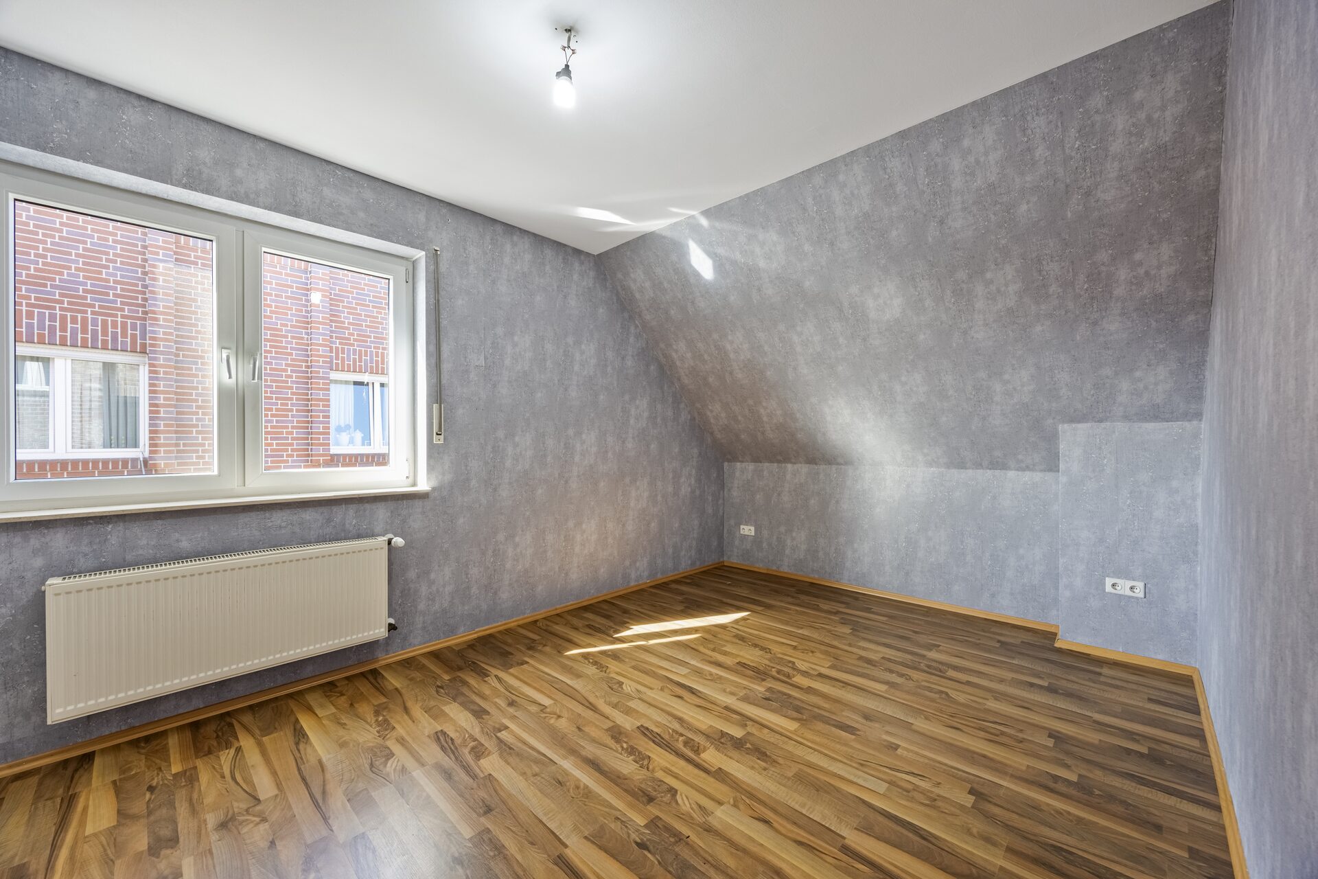 Doppelhaushälfte Gronau – Helles Zimmer im Dachgeschoss mit Dachschräge