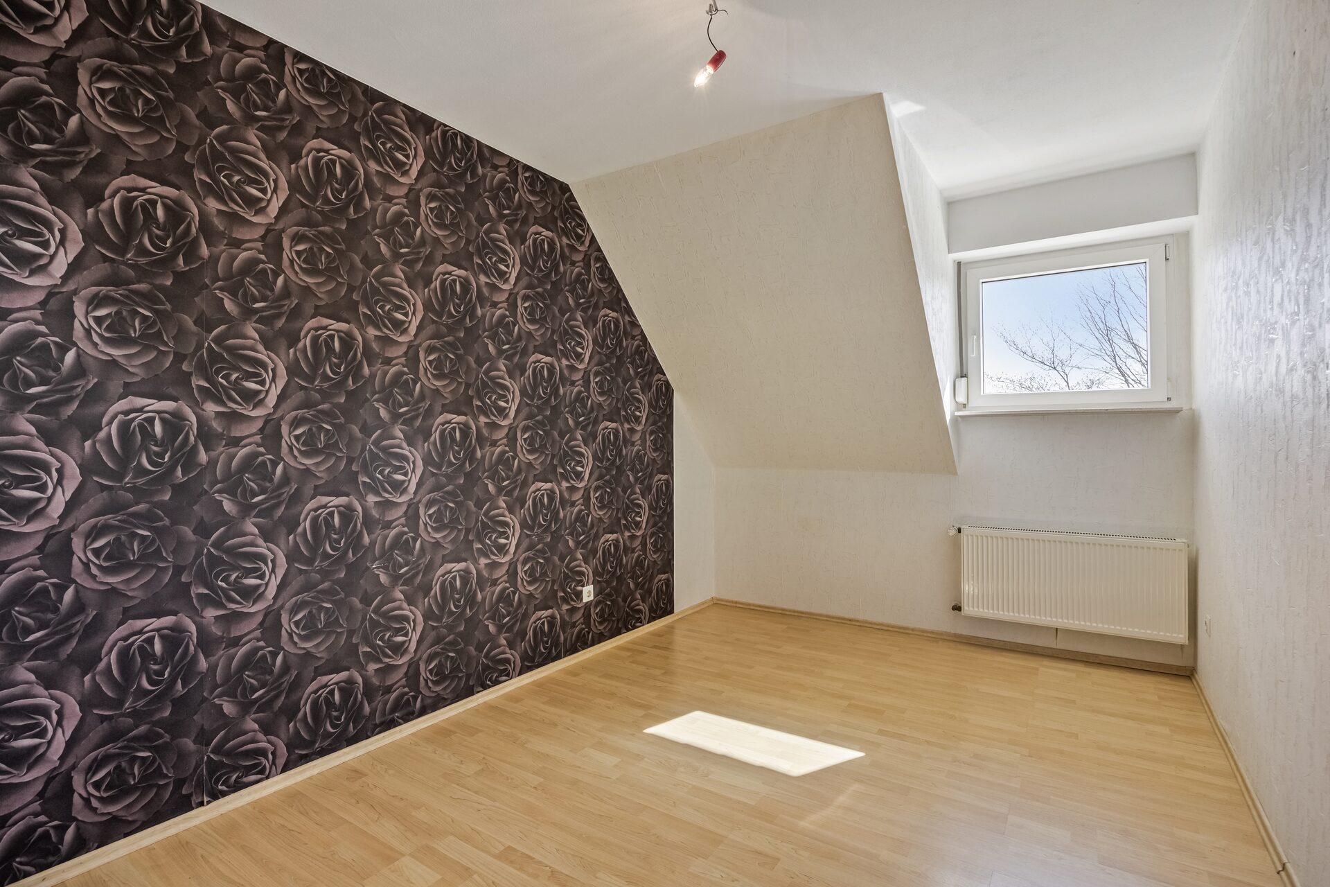 Doppelhaushälfte Gronau – Zimmer im Dachgeschoss mit Akzentwand