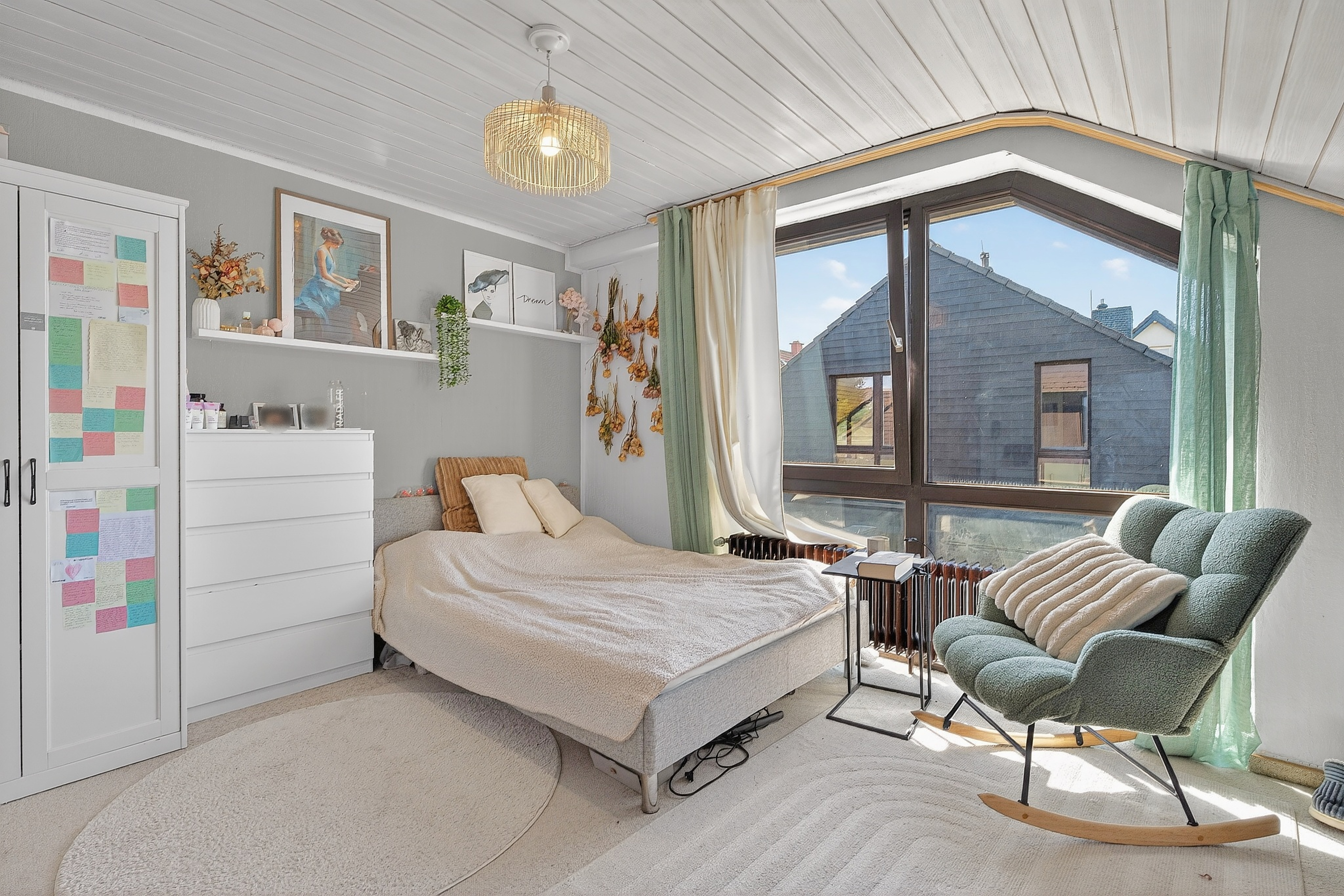 Einfamilienhaus Lemgo – Sonnenhelles Wohnzimmer mit großzügigen Fensterflächen und massivem Steinkamin