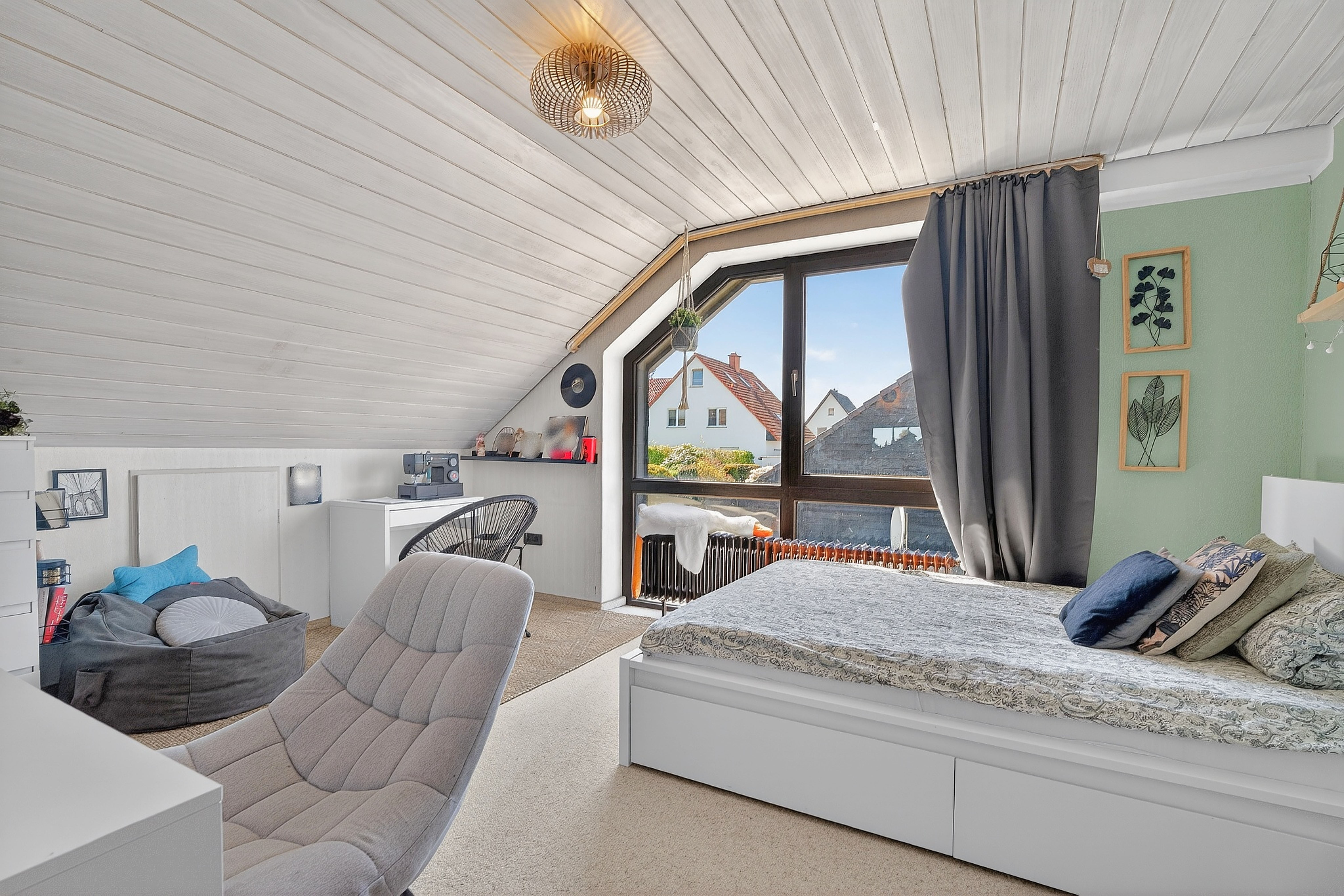 Einfamilienhaus Lemgo – Geräumige Küche mit Essbereich und Gartenblick