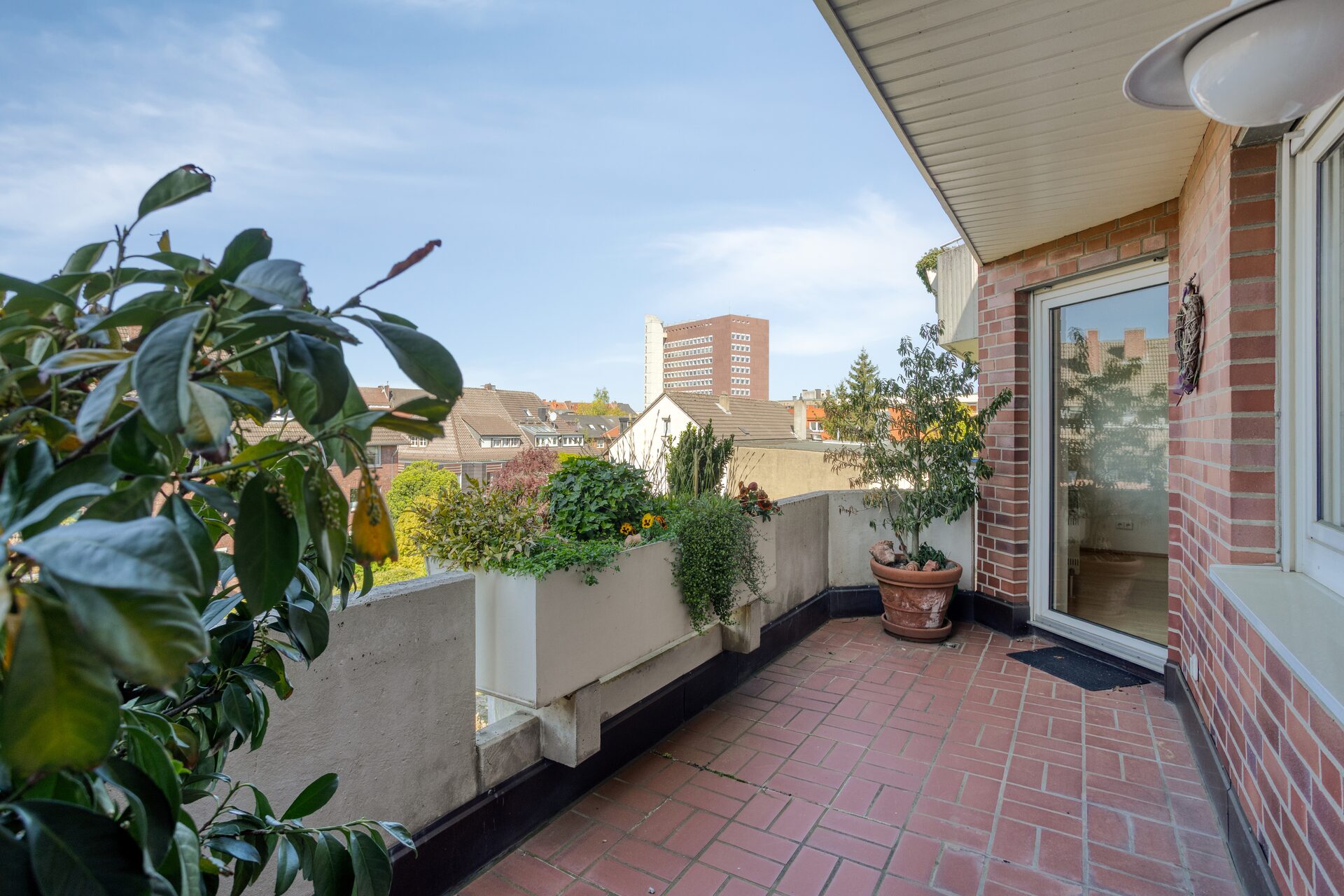 Eigentumswohnung Münster – Balkon mit Bepflanzung und Stadtblick