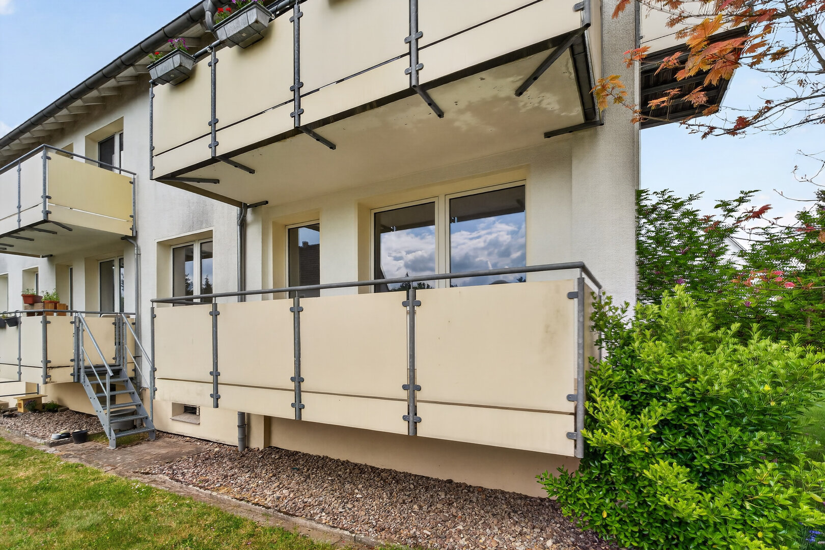 4-Zimmer-Erdgeschosswohnung Bielefeld-Senne – Balkon-Außenansicht der Wohnanlage