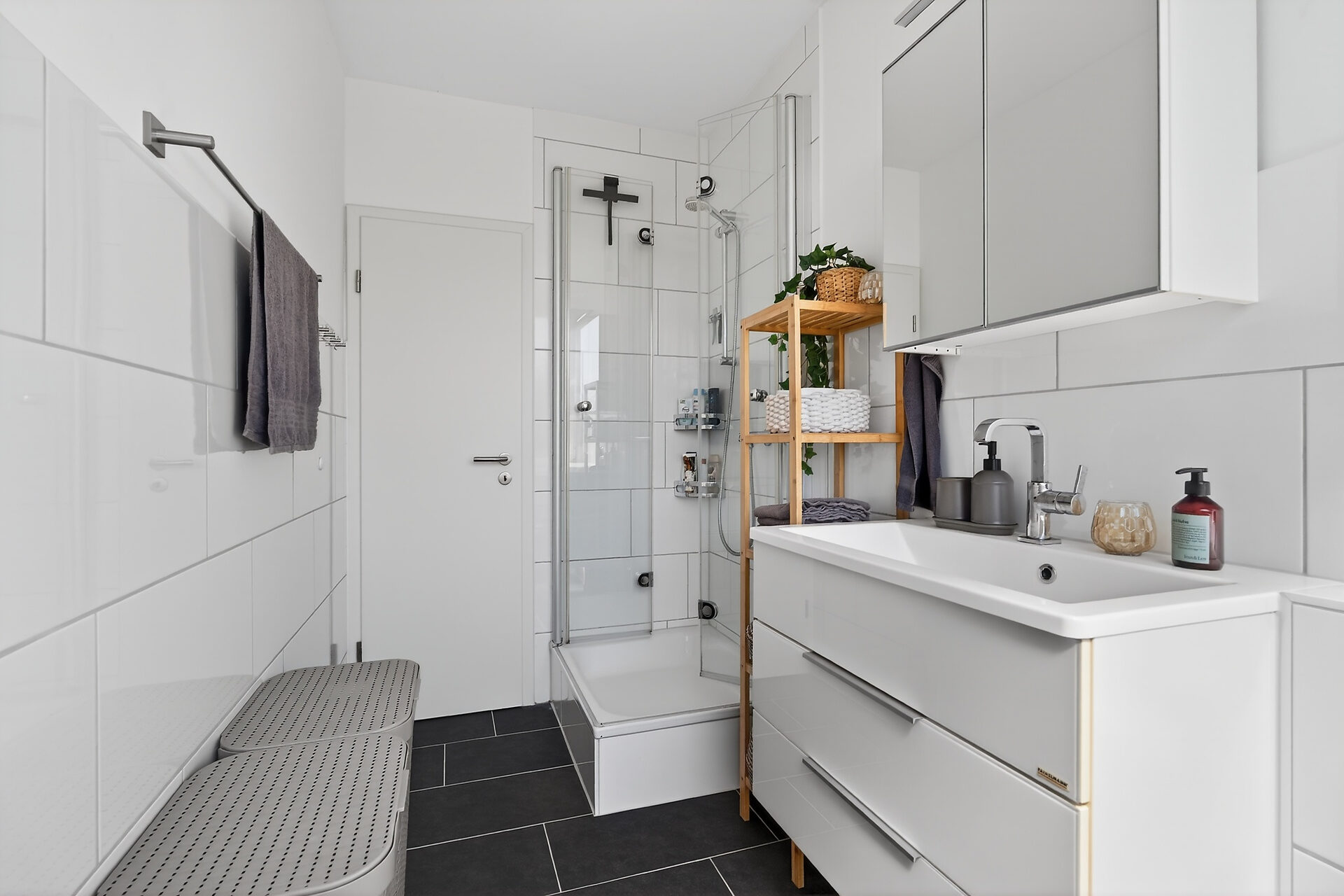 Eigentumswohnung Münster Kinderhaus – modern saniertes Badezimmer mit Dusche und Fenster