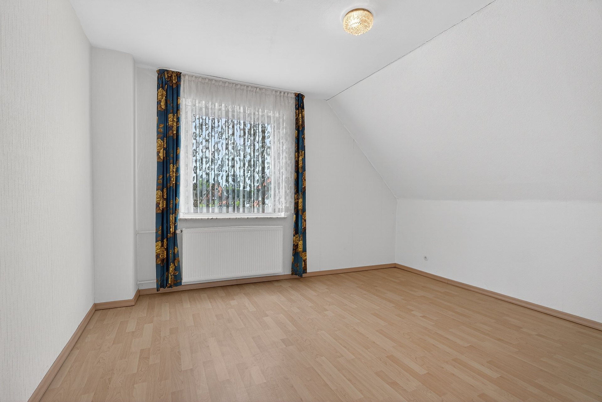 Zweifamilienhaus Nottuln – Zimmer im Obergeschoss mit Dachschräge
