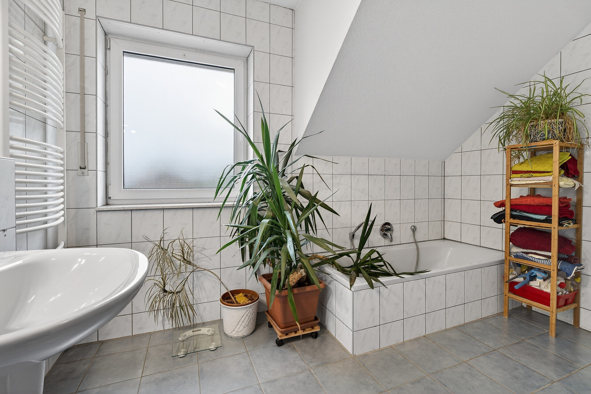 Einfamilienhaus Ascheberg Herbern – Badezimmer mit Badewanne und Tageslicht