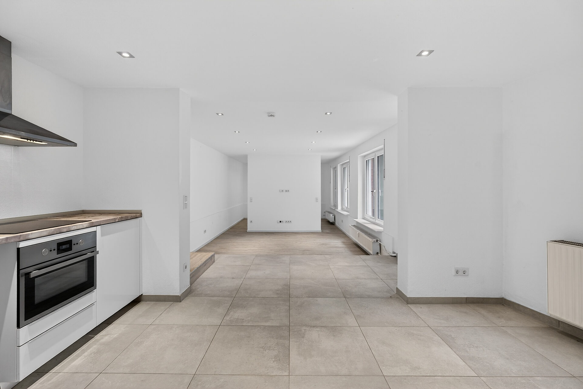 Souterrain-Wohnung Münster Martiniviertel – offene Einbauküche mit Wohnbereich