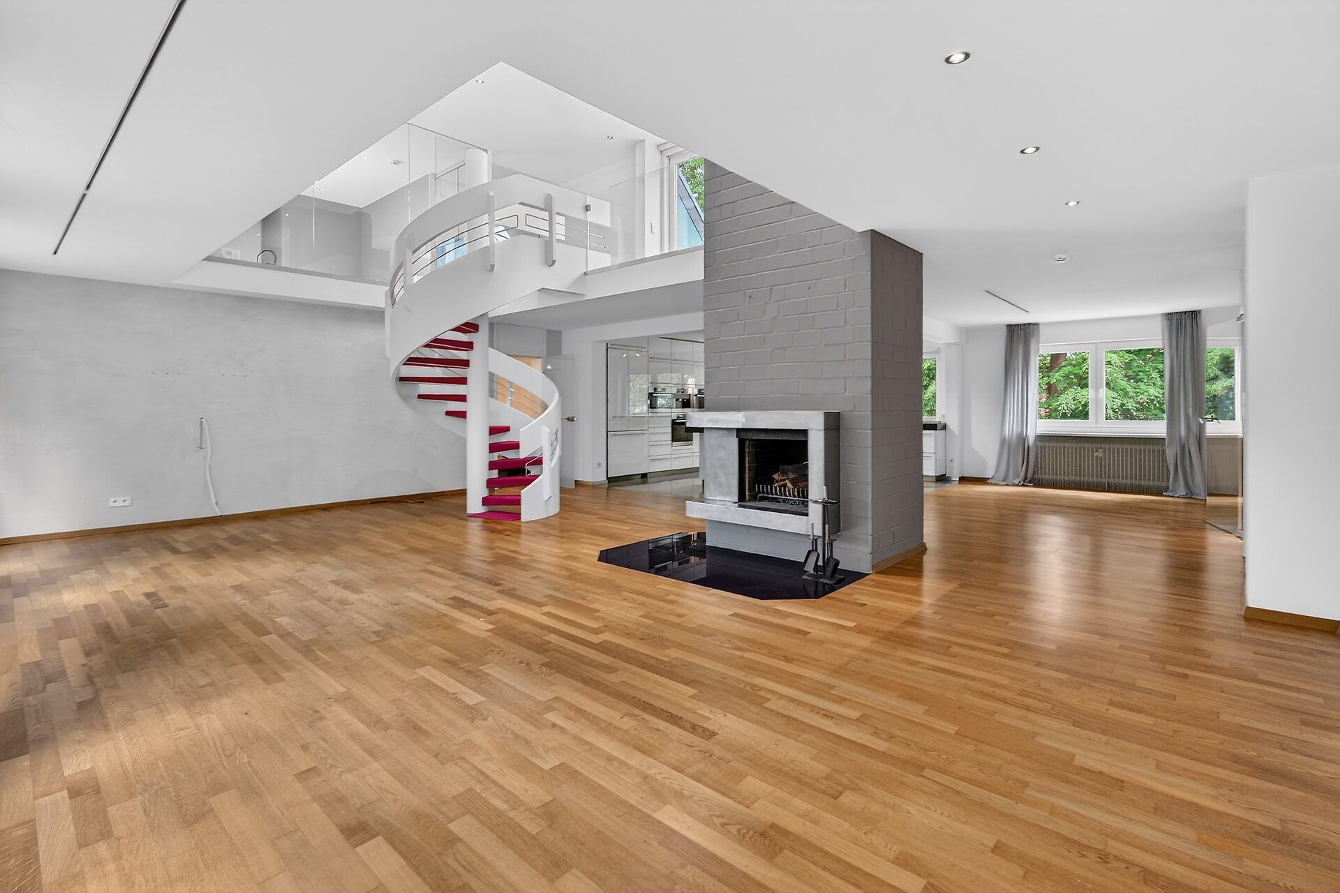 Luxus-Maisonette Münster Martiniviertel – großzügiger Wohnbereich mit Galerie, Wendeltreppe und Kamin