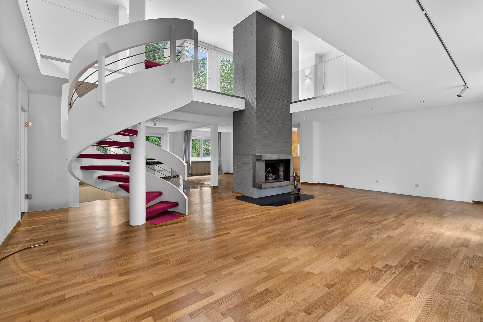Maisonette-Wohnung Münster Martiniviertel – offener Wohnbereich mit skulpturaler Wendeltreppe
