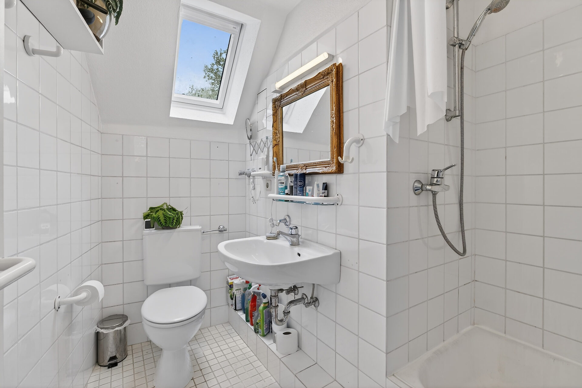 Dachgeschosswohnung Münster Martiniviertel – modern gefliestes Tageslichtbad mit Dusche