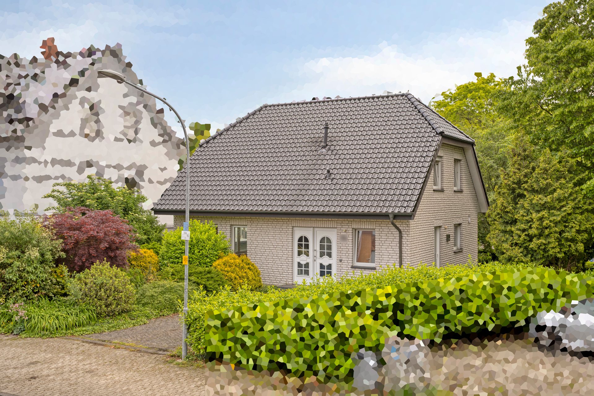 Einfamilienhaus Neuenkirchen – Straßenansicht des freistehenden Hauses mit Walmdach