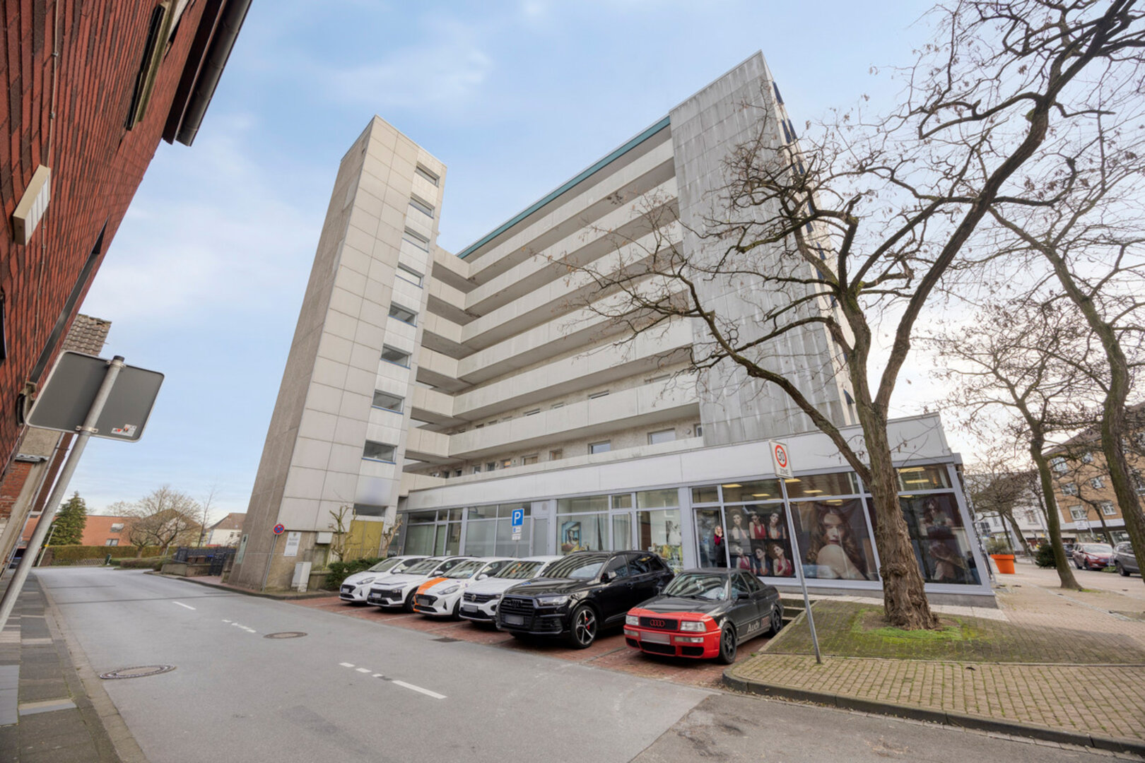 Wohnanlage in Beckum-Neubeckum – Außenansicht mit Ladenzeile