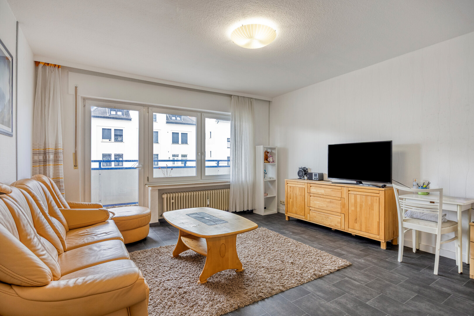 Eigentumswohnung Beckum – Wohnzimmer mit Balkonzugang und Tageslicht