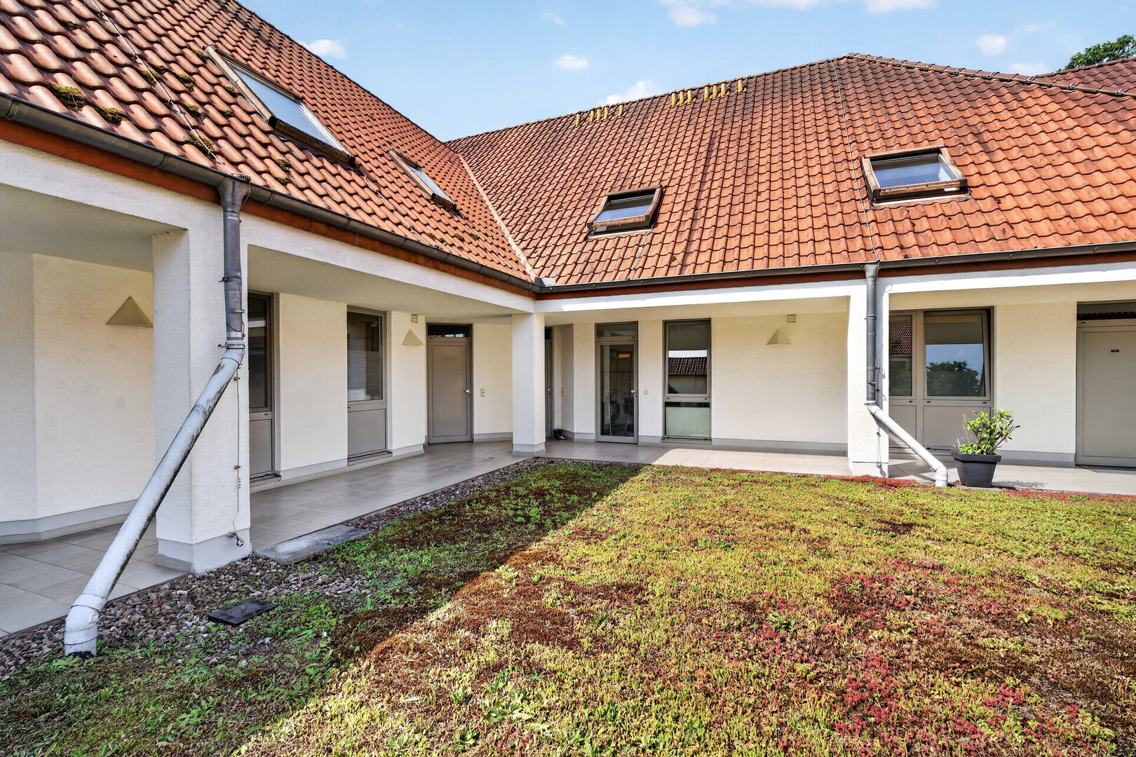 2,5-Zimmer-Wohnung Bielefeld-Senne – begrünter Innenhof der Wohnanlage
