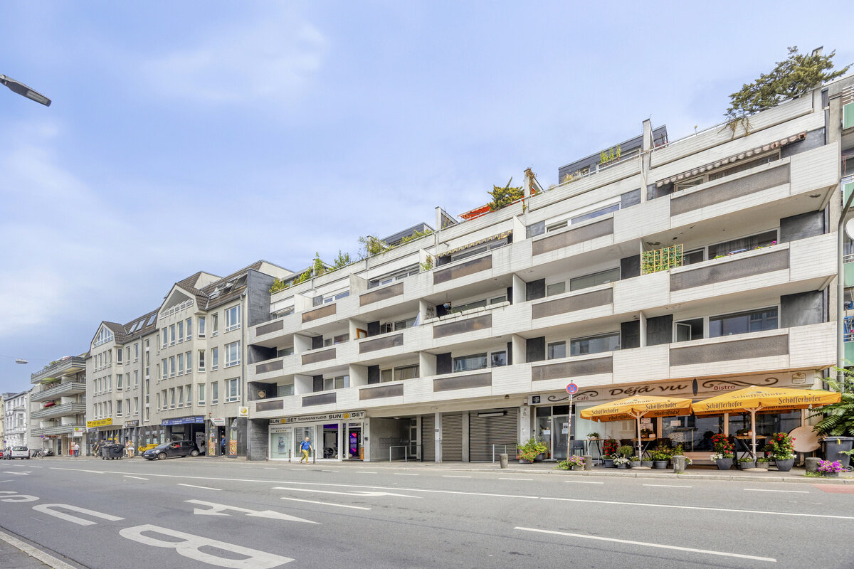 Wohnanlage in zentraler Lage von Ratingen – Straßenansicht mit Ladenzeile