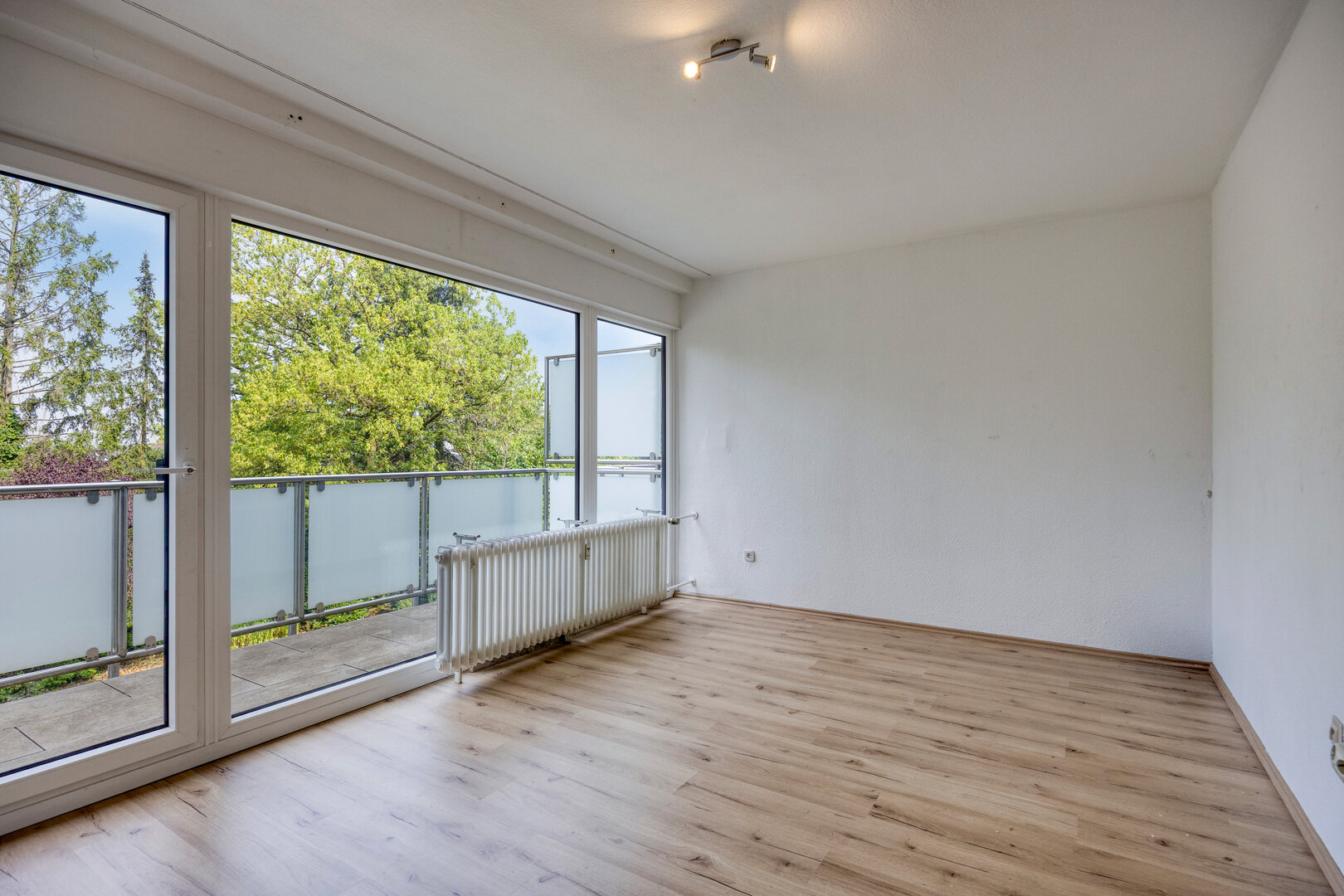 Eigentumswohnung Ratingen – heller Wohnraum mit bodentiefer Fensterfront und Balkonzugang
