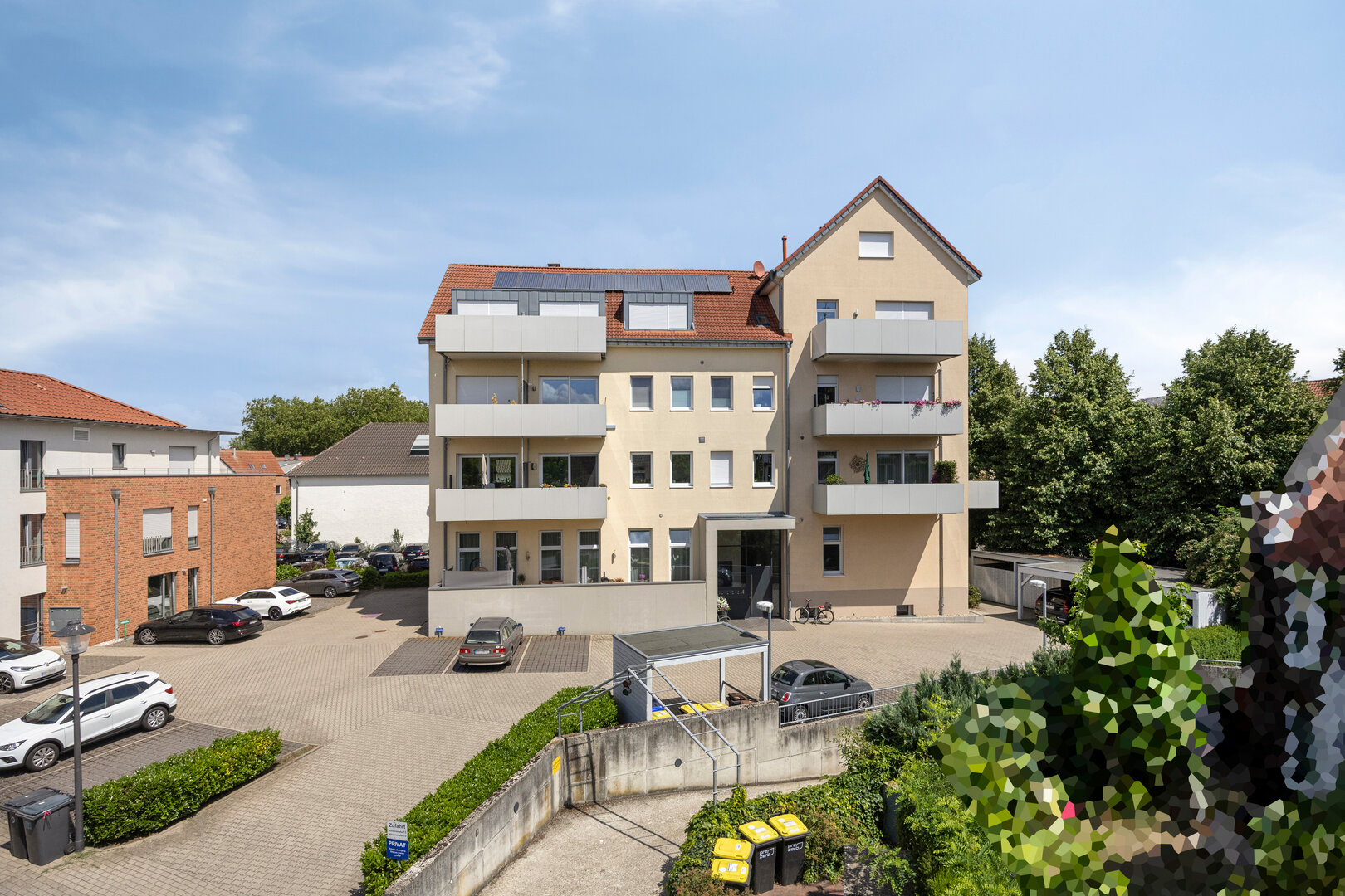 Gepflegte Wohnanlage in zentraler Lage von Warendorf – Außenansicht mit Balkonen und Stellplätzen