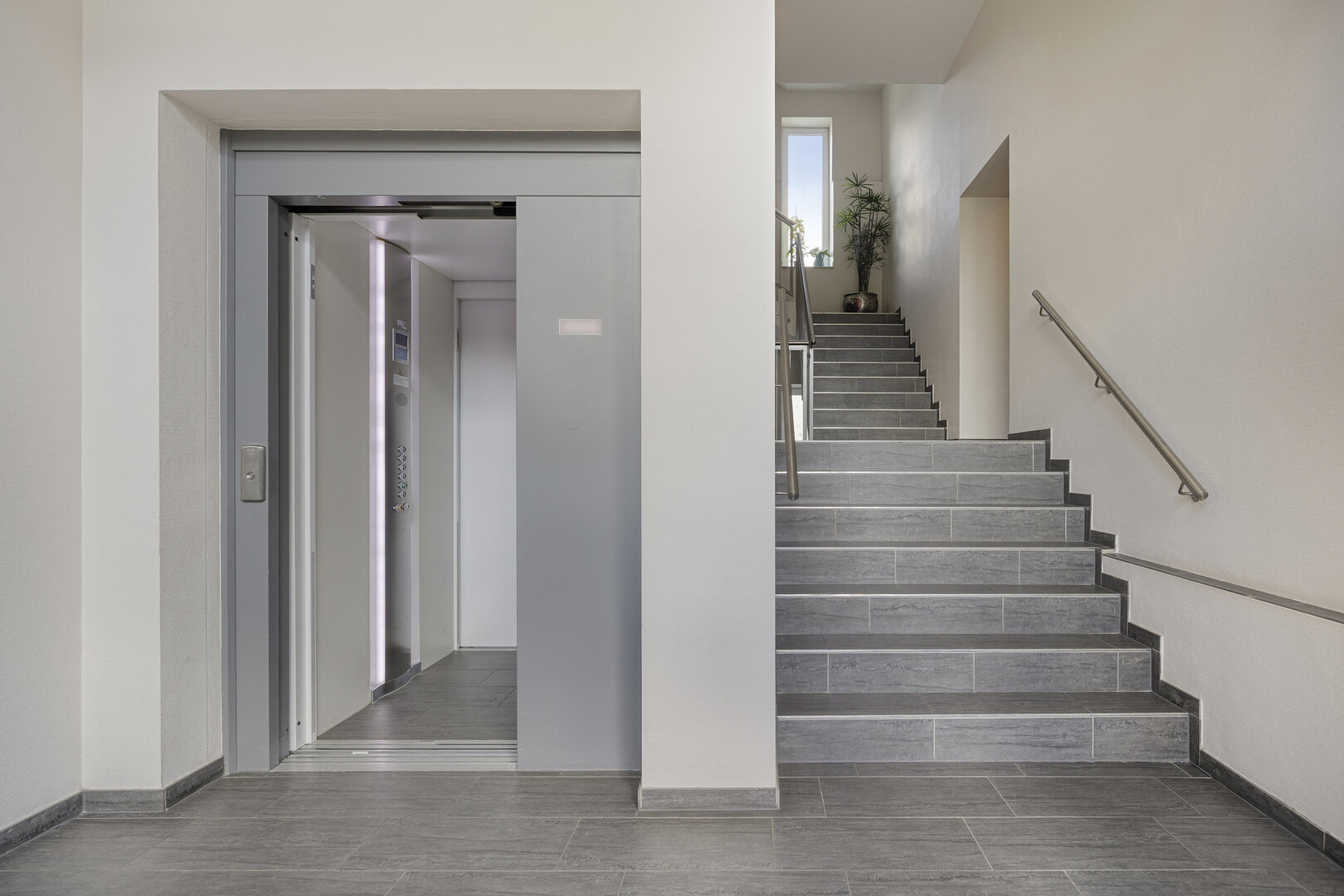 Eigentumswohnung Warendorf – gepflegtes Treppenhaus mit Aufzug