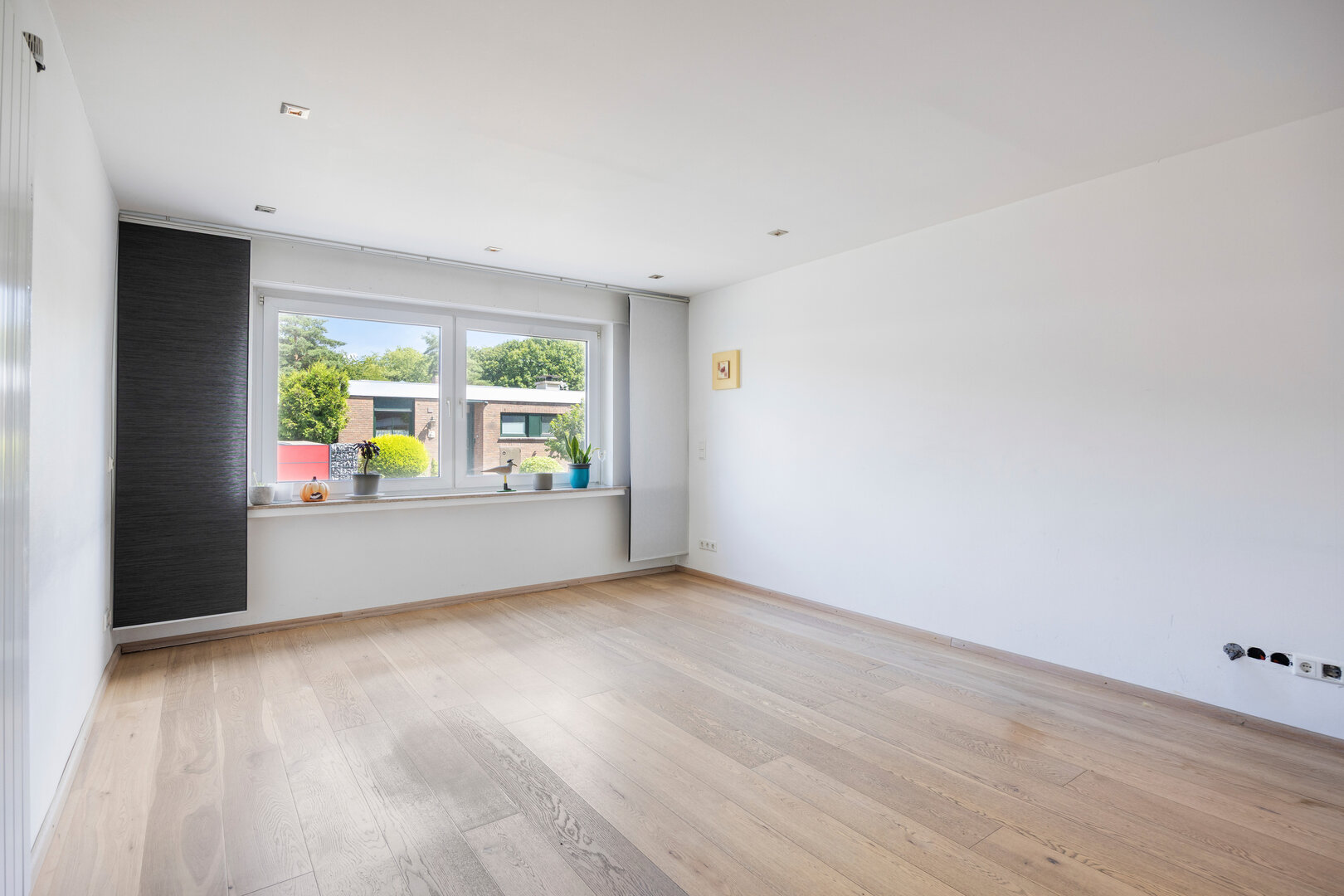 Reihenmittelhaus Münster-Kinderhaus – heller Wohnraum mit großem Fenster und Dielenboden