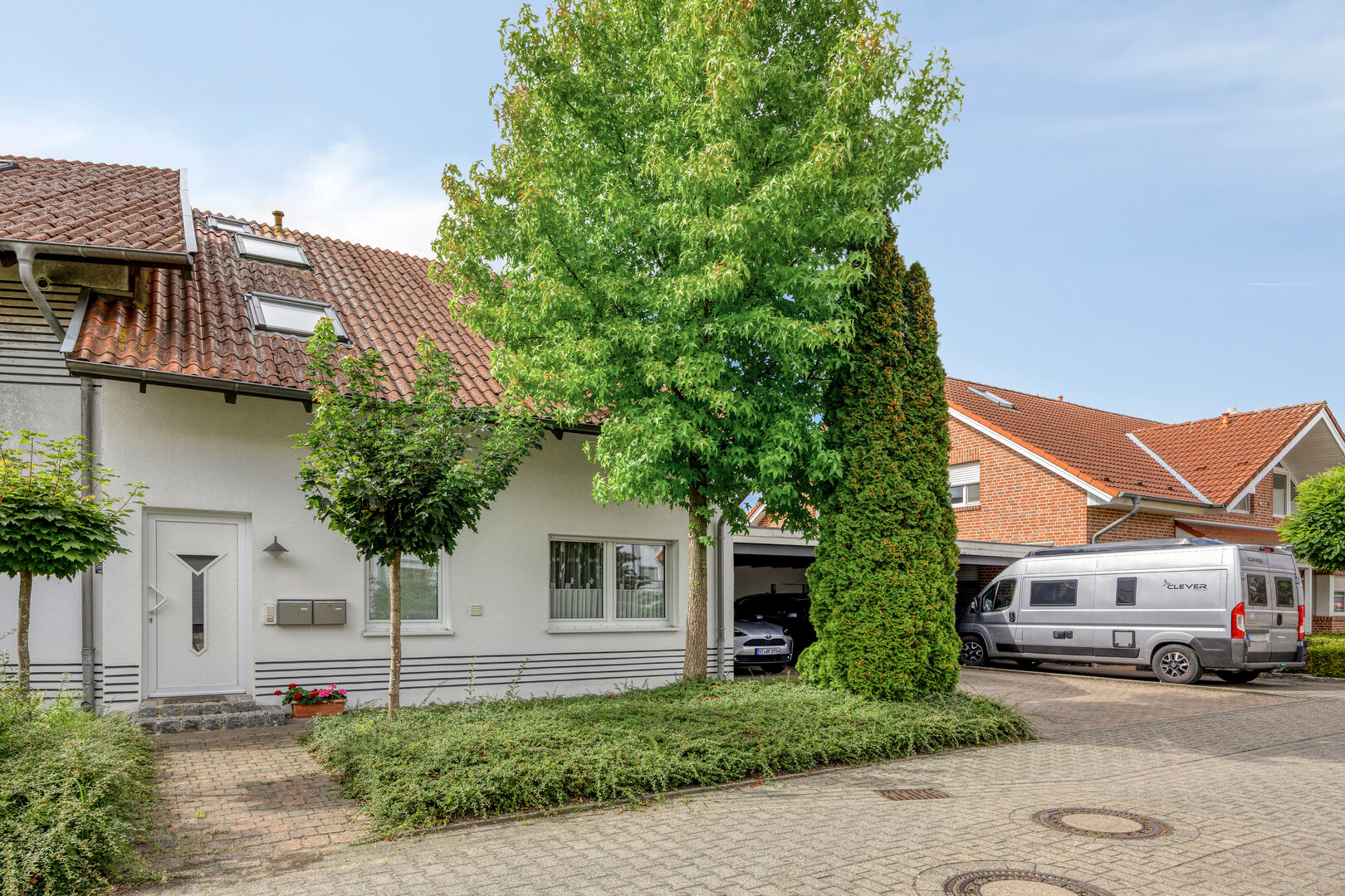 Maisonette-Wohnung Ibbenbüren-Laggenbeck – Außenansicht mit Eingang und Carport