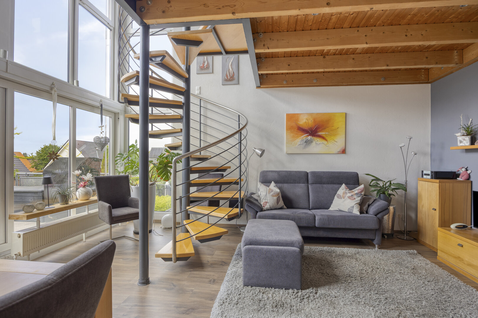 Maisonette-Wohnung Ibbenbüren-Laggenbeck – offener Wohnbereich mit Wendeltreppe und großer Fensterfront