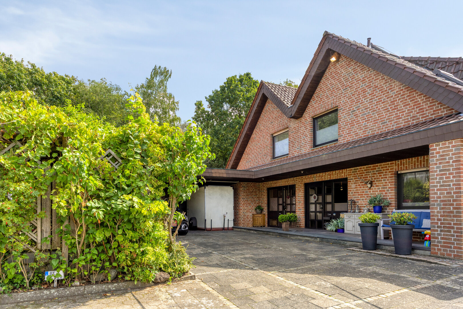 Doppelhaushälfte Telgte – Außenansicht mit Eingang, Carport und Hofeinfahrt