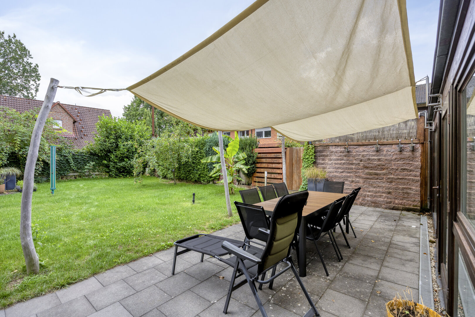 Doppelhaushälfte Telgte – Terrasse mit Sonnensegel und eingewachsener Garten