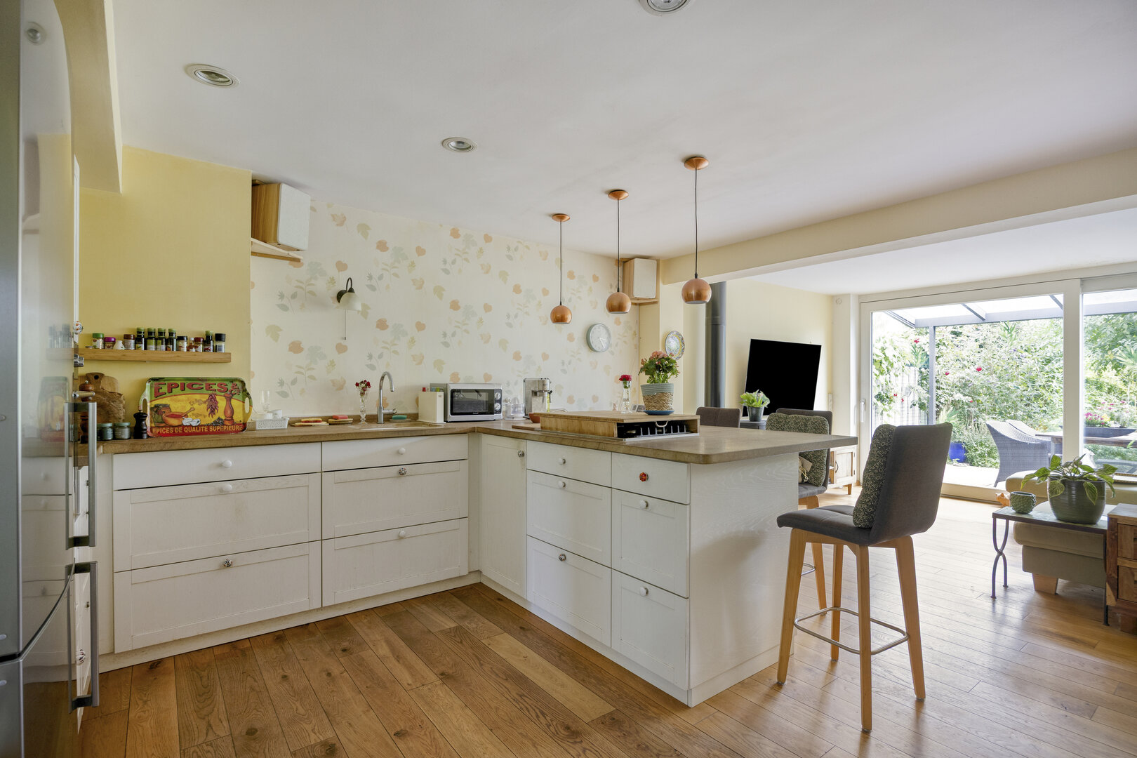Reihenmittelhaus Münster-Aaseestadt – offene Einbauküche mit Theke und Blick in den Wohnbereich